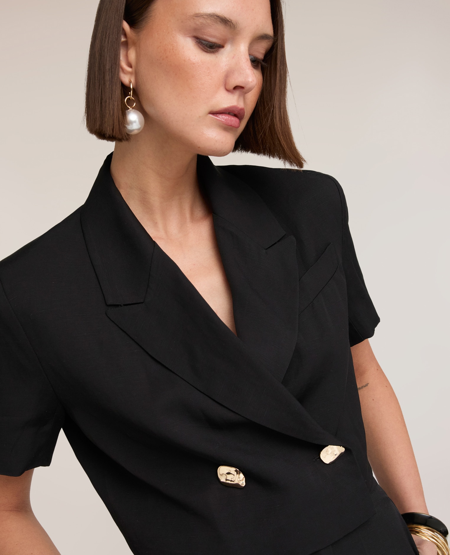 Chaqueta de mujer corta cruzada de manga corta modelo con ajuste boxy y cierre cruzado con botones - Motivi - Negro Negro-4