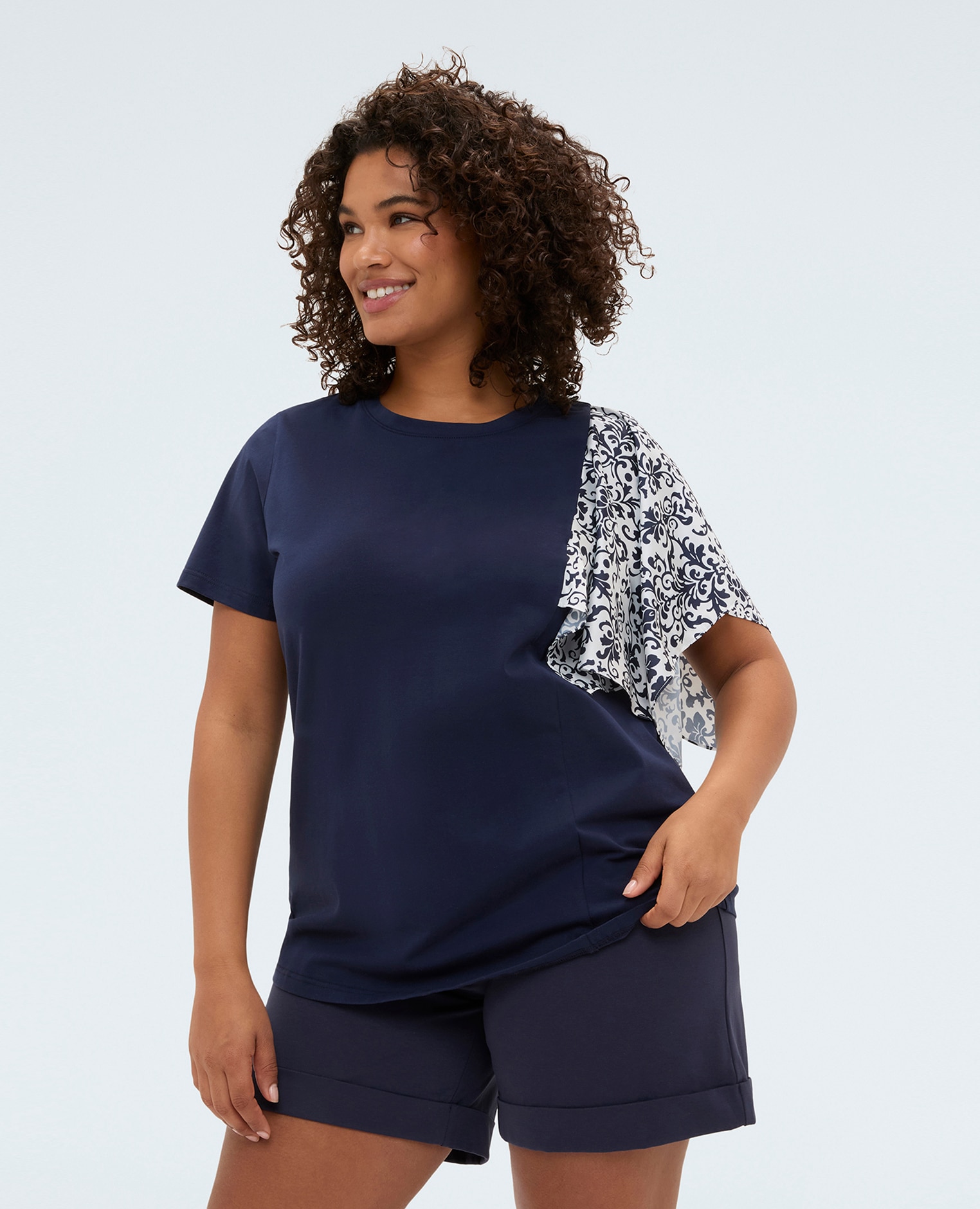 Camiseta de mujer bimaterial con manga estampada mezcla dos tejidos diferentes para un efecto combo original - Fiorella Rubino - Azul Azul-1
