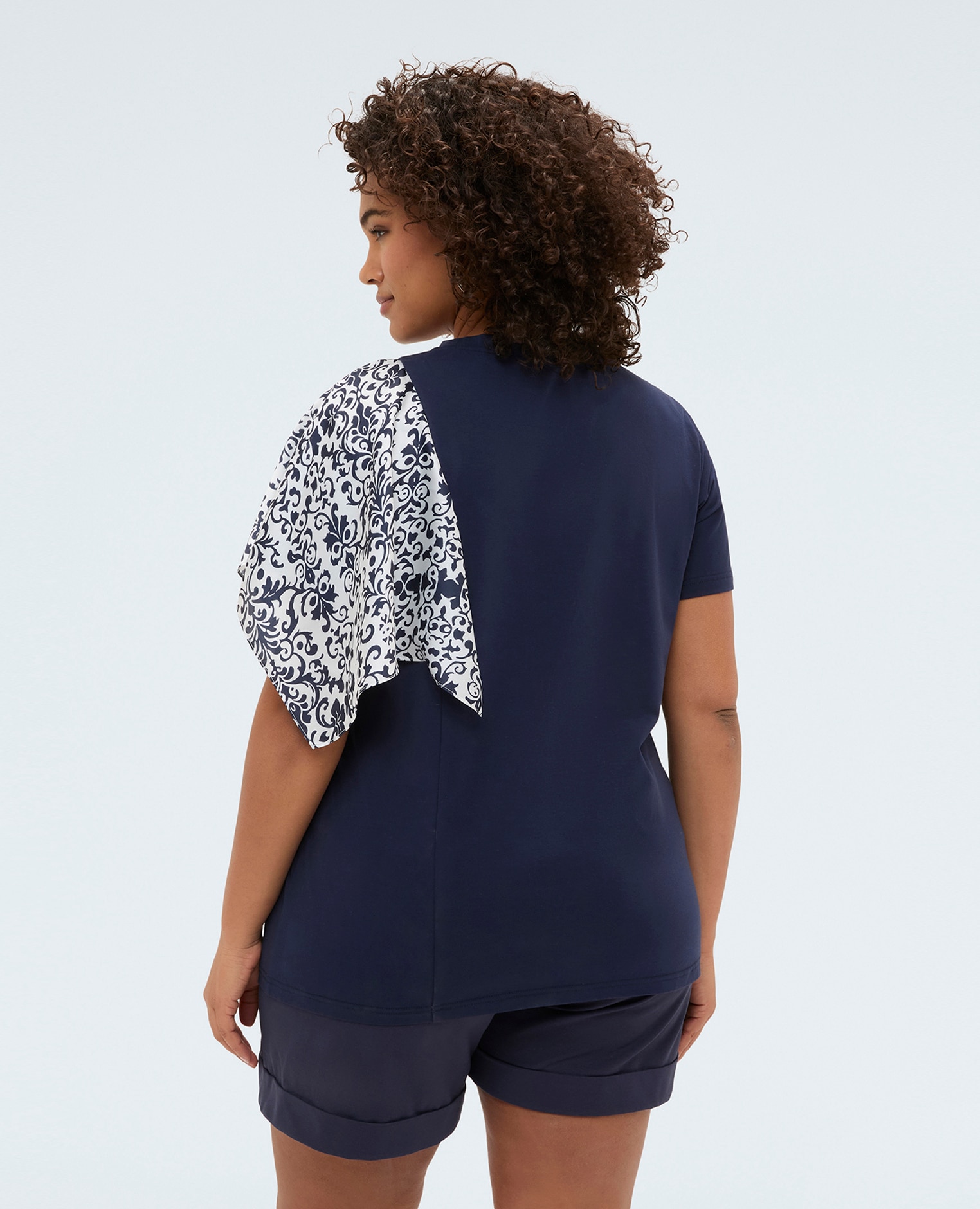 Camiseta de mujer bimaterial con manga estampada mezcla dos tejidos diferentes para un efecto combo original - Fiorella Rubino - Azul Azul-2