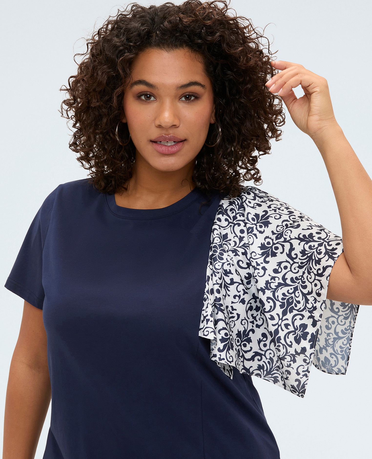Camiseta de mujer bimaterial con manga estampada mezcla dos tejidos diferentes para un efecto combo original - Fiorella Rubino - Azul Azul-4