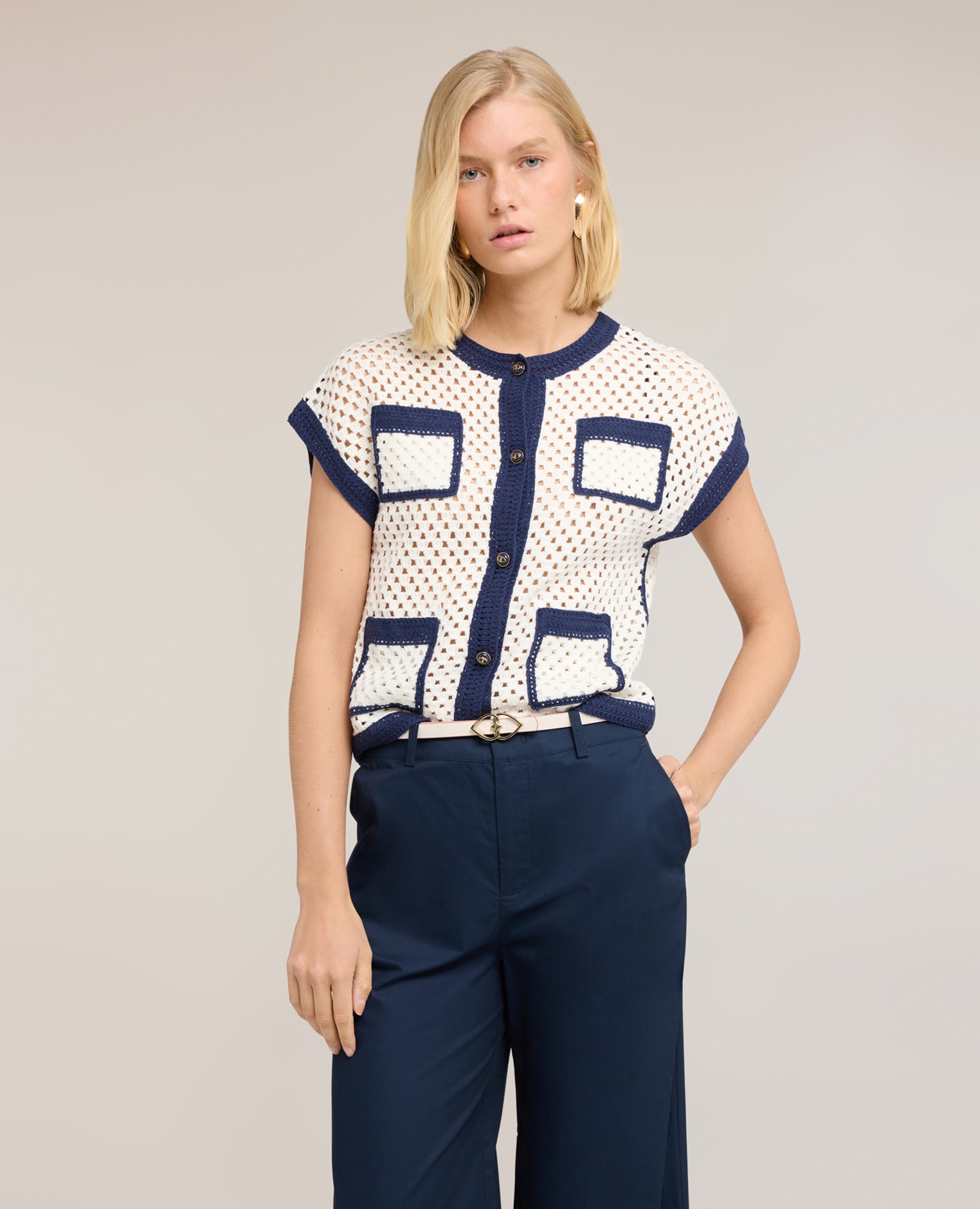 Motivi - Chaqueta de mujer de punto calado con bolsillos modelo corto boxy con abertura frontal de botones y cuello redondo.