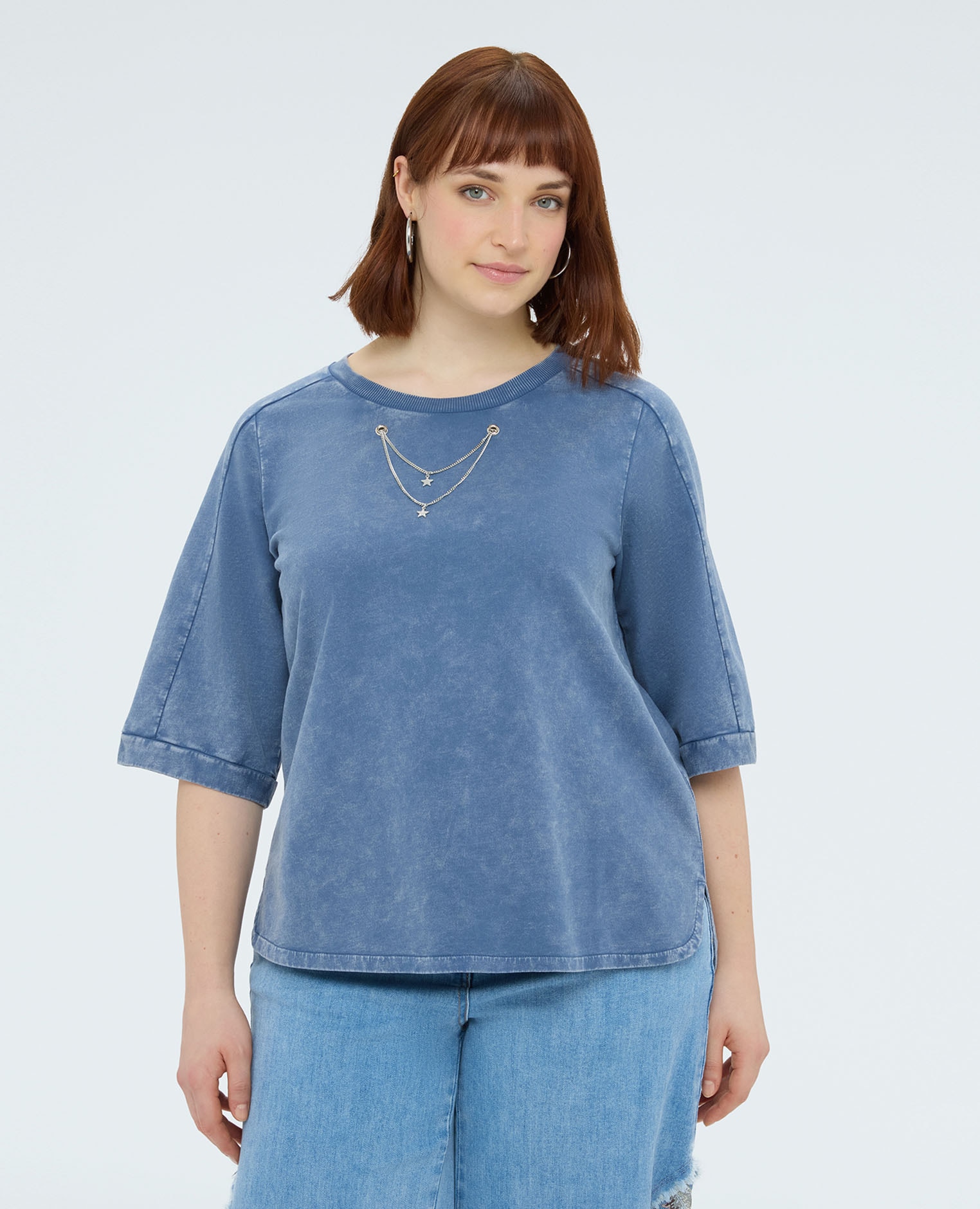 Fiorella Rubino - Sudadera de mujer con cadenitas decorativas cuello redondo con acabado acanalado y mangas cortas amplias.