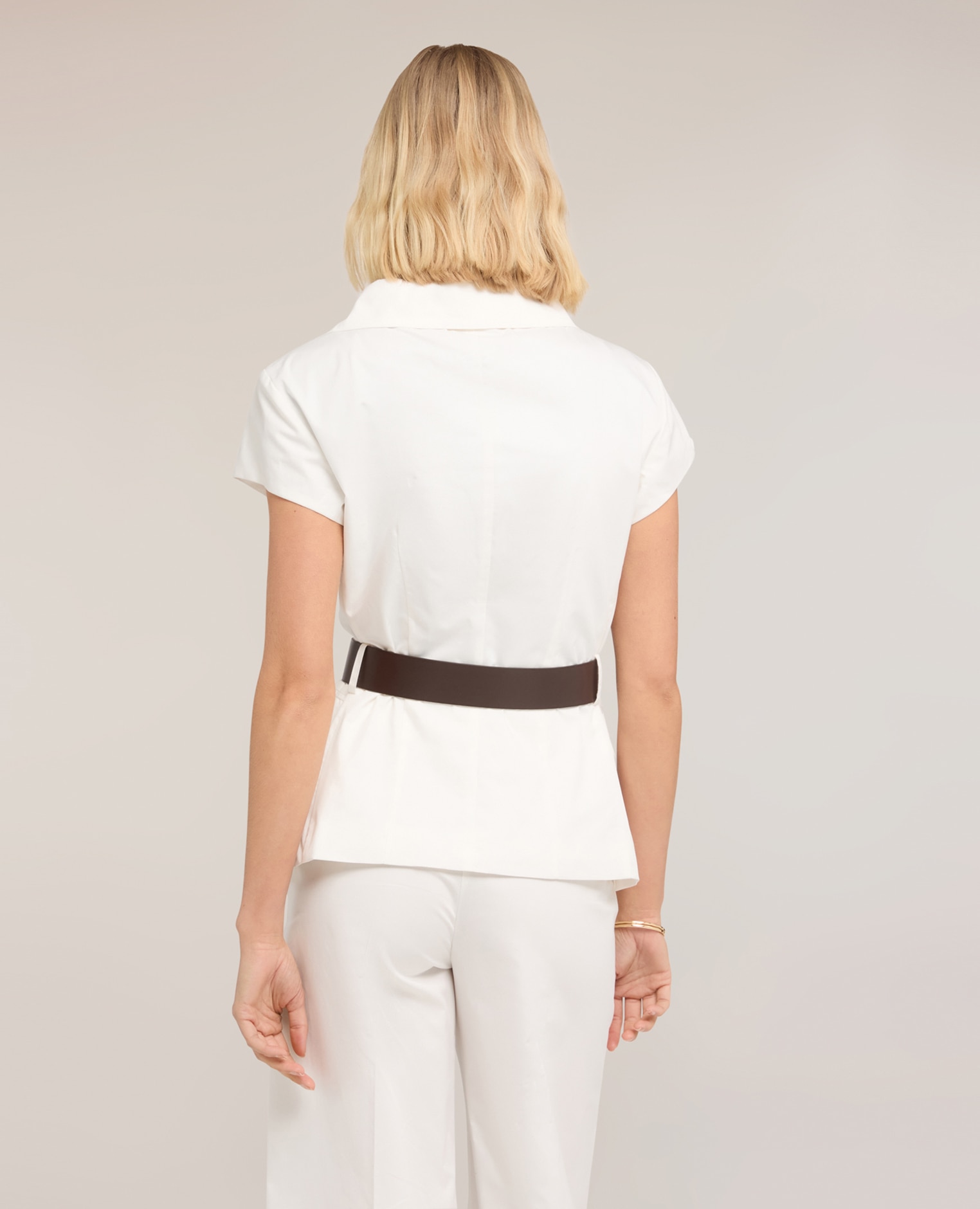 Blazer de mujer cruzado de manga corta modelo con cierre cruzado de botones y cinturón en la cintura incluido - Motivi - Blanco Blanco-2