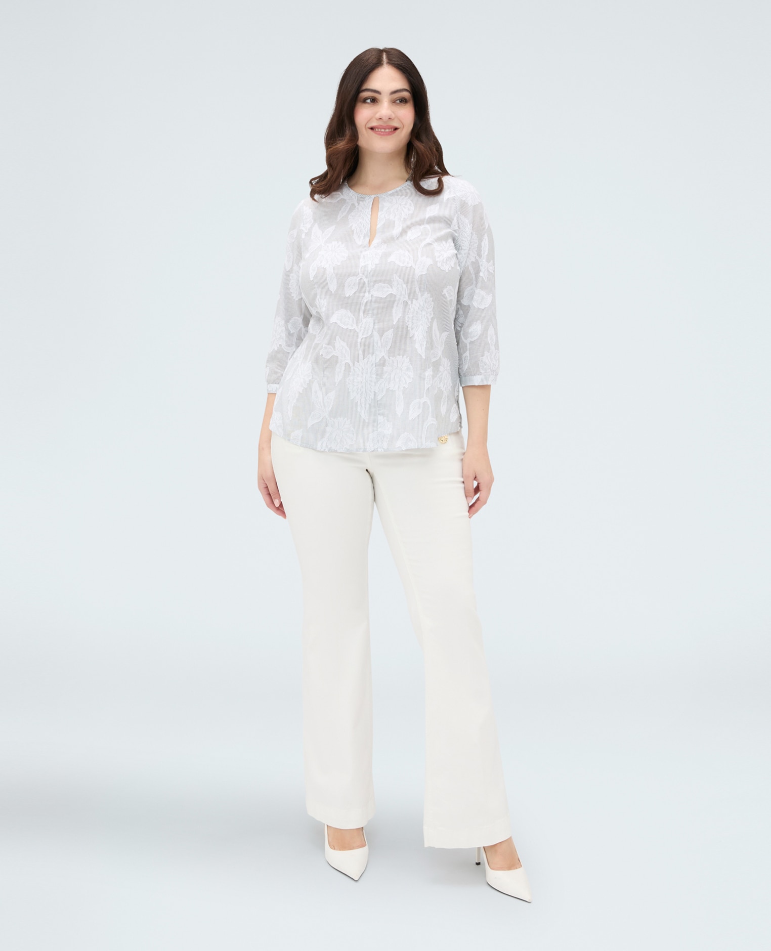 Blusa de mujer de algodón jacquard con bordado floral cierre de gota con botón en la espalda - Fiorella Rubino - Blanco Blanco-3