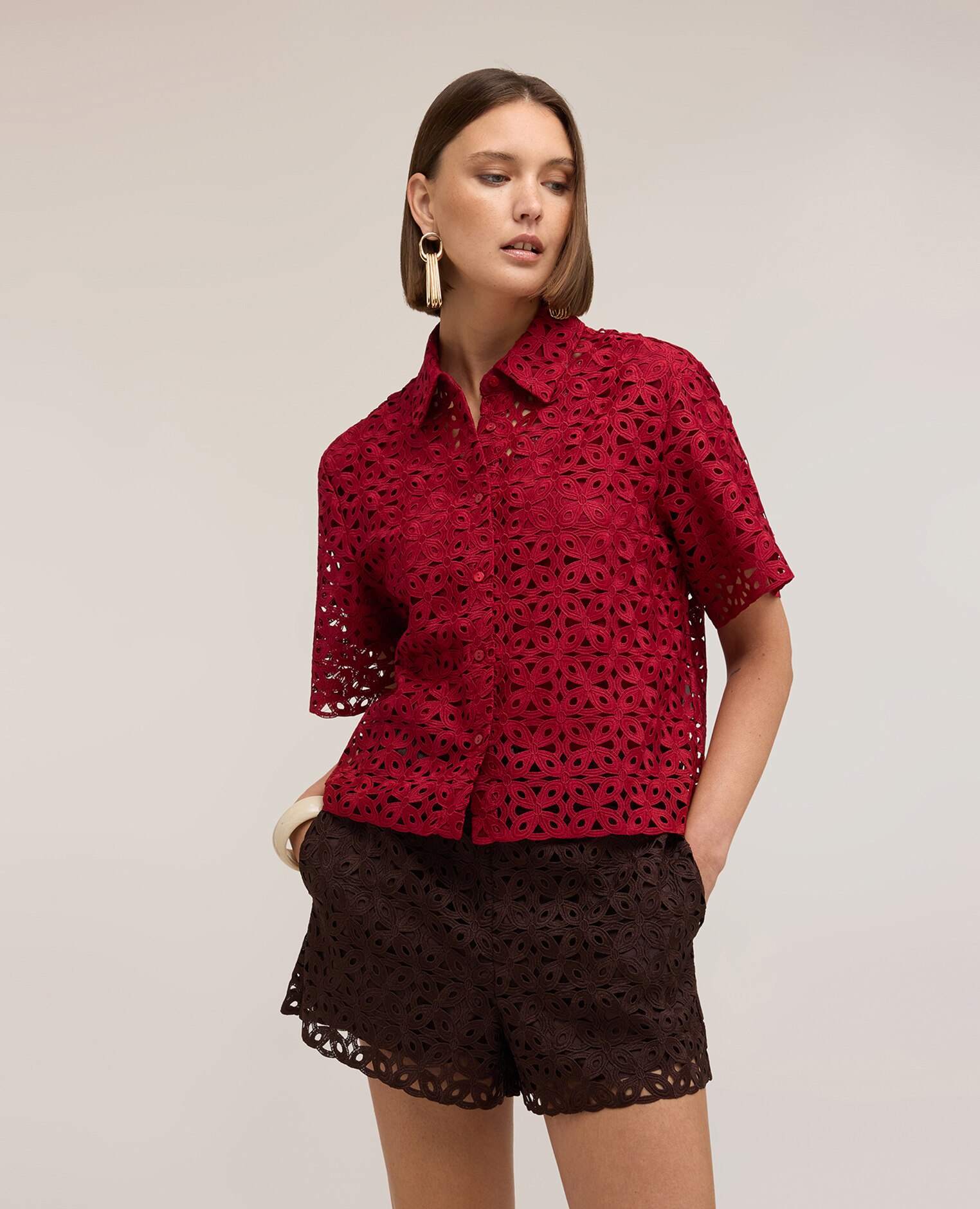 Camisa de mujer boxy de encaje macramé abertura frontal con cuello clásico y cierre de botones - Motivi - Rojo Rojo-1