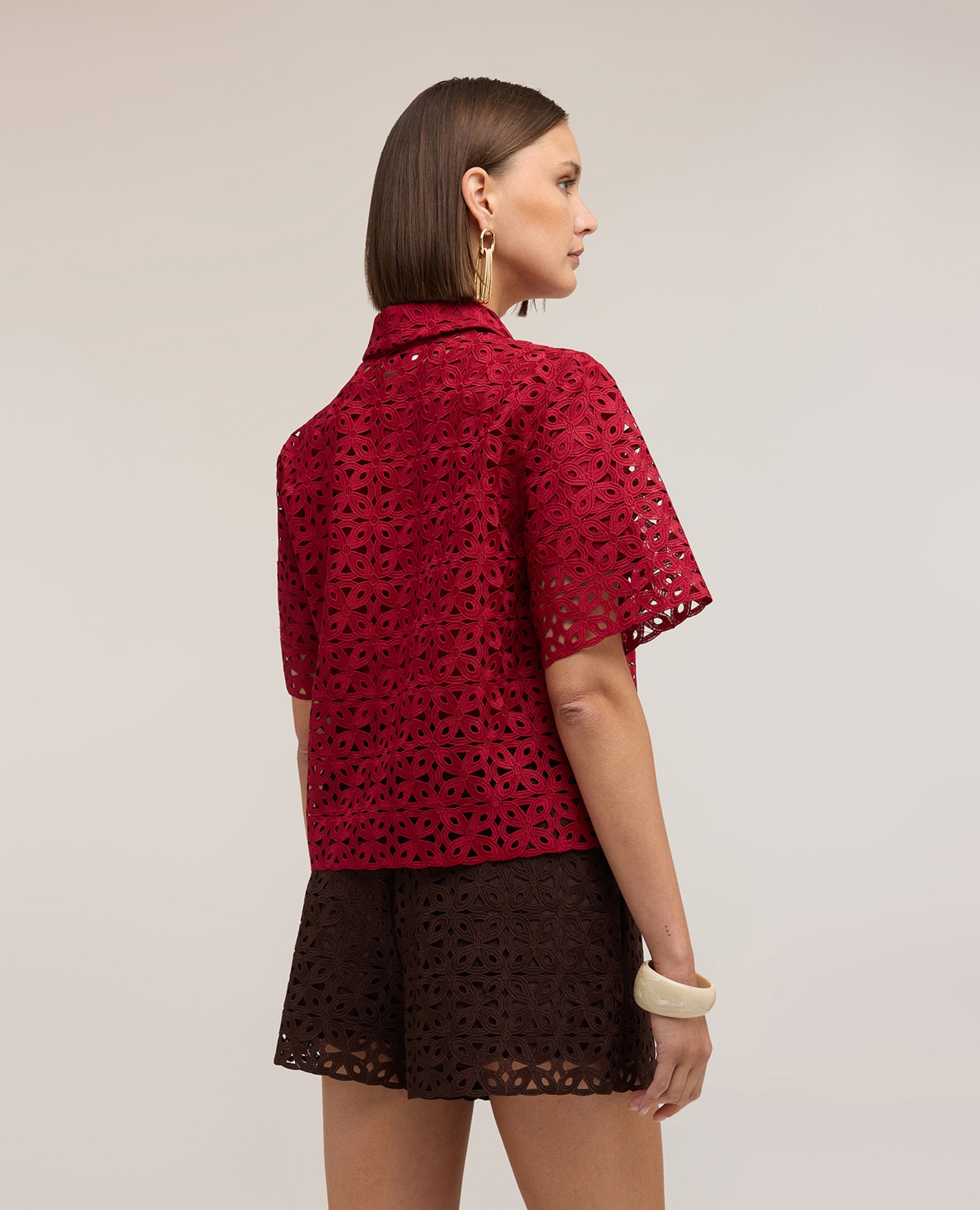 Camisa de mujer boxy de encaje macramé abertura frontal con cuello clásico y cierre de botones - Motivi - Rojo Rojo-2