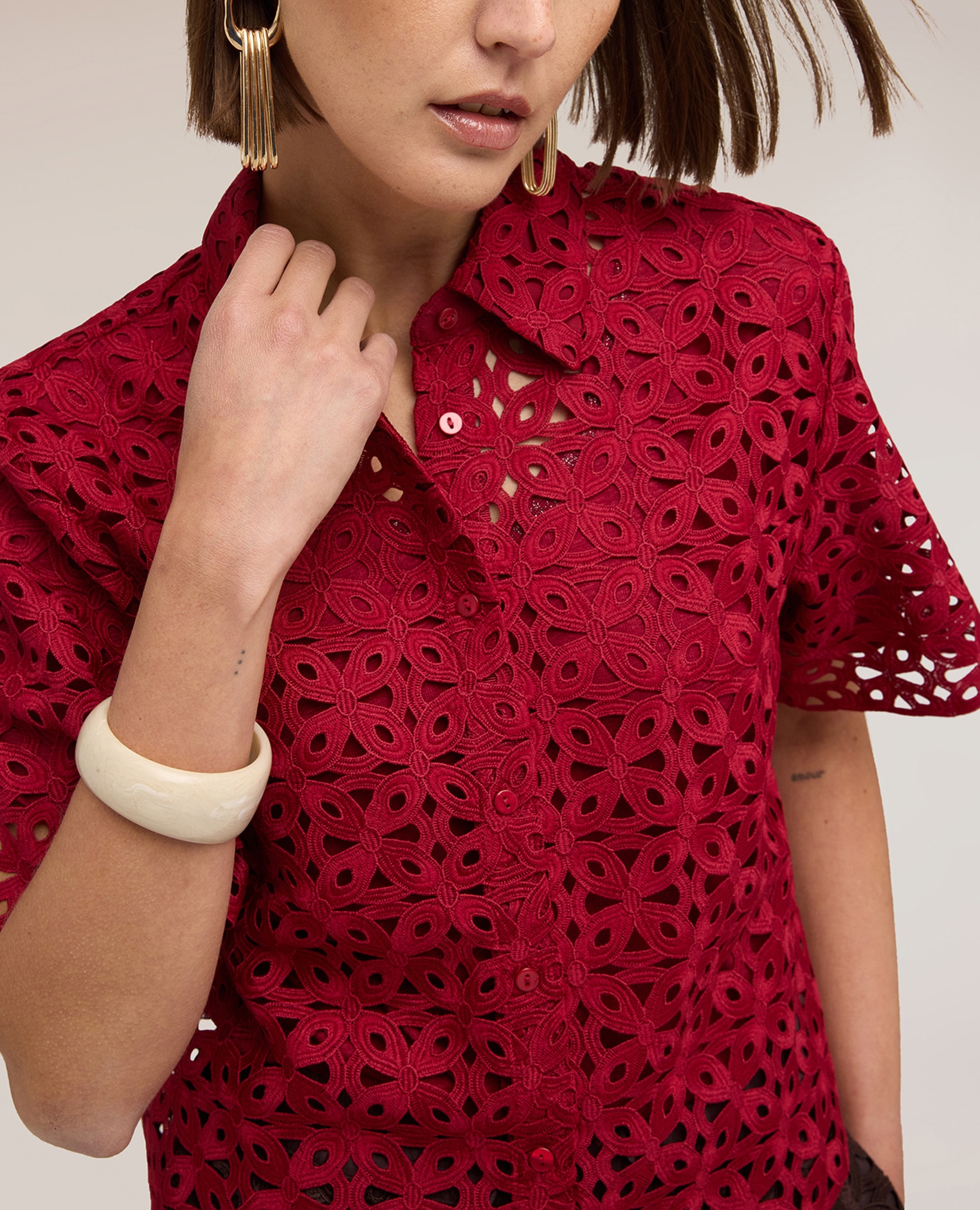 Camisa de mujer boxy de encaje macramé abertura frontal con cuello clásico y cierre de botones - Motivi - Rojo Rojo-4