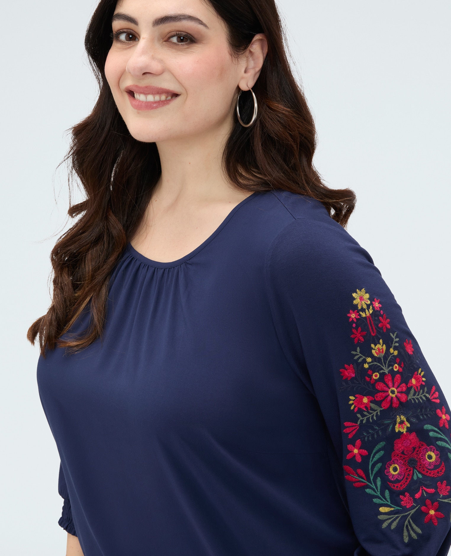 Camiseta de mujer de viscosa con bordados puños con elástico y dobladillo asimétrico más largo en la parte trasera - Fiorella Rubino - Azul Azul-3