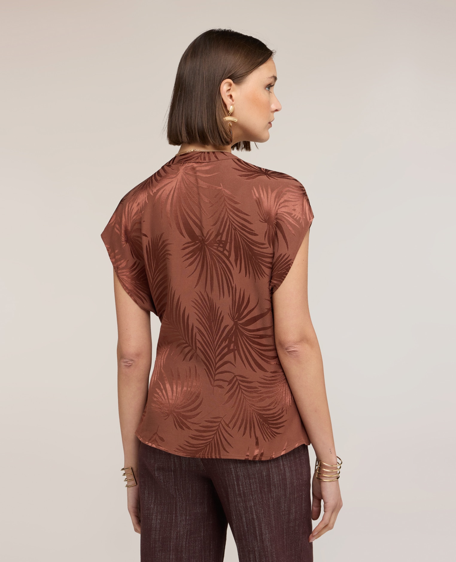 Blusa de mujer kimono en raso jacquard escote en v con motivo cruzado - Motivi - Marrón Marrón-2