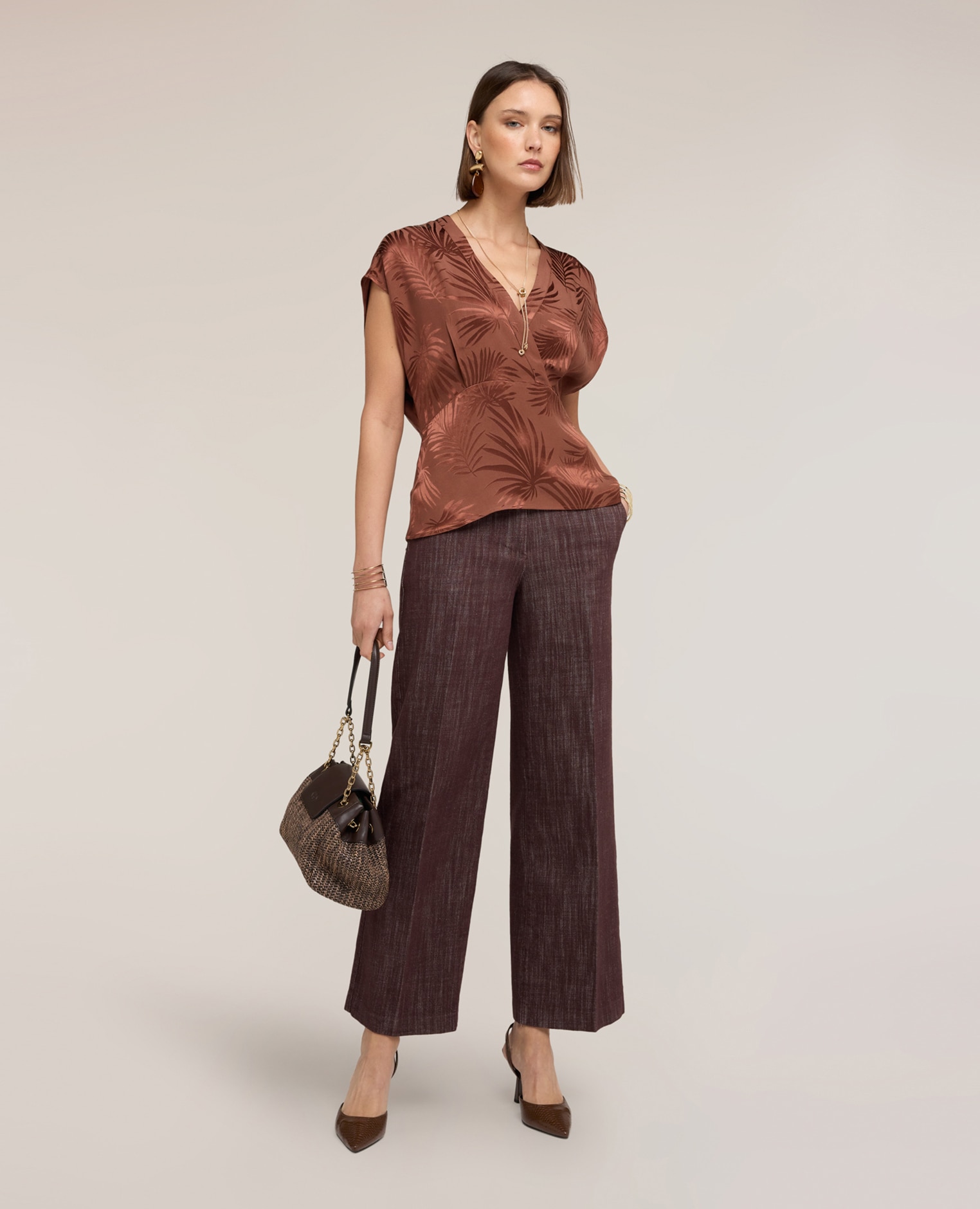 Blusa de mujer kimono en raso jacquard escote en v con motivo cruzado - Motivi - Marrón Marrón-3