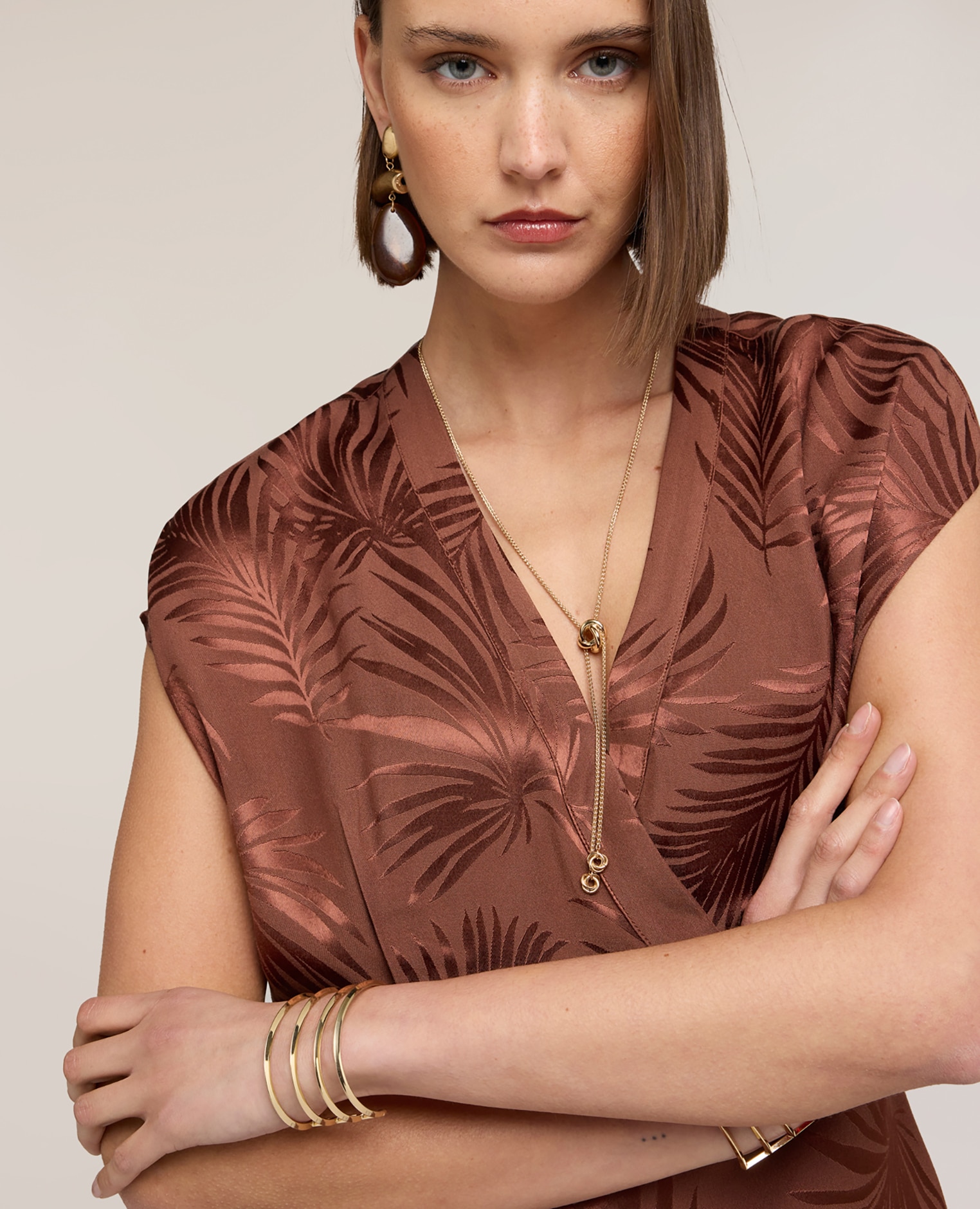 Blusa de mujer kimono en raso jacquard escote en v con motivo cruzado - Motivi - Marrón Marrón-4