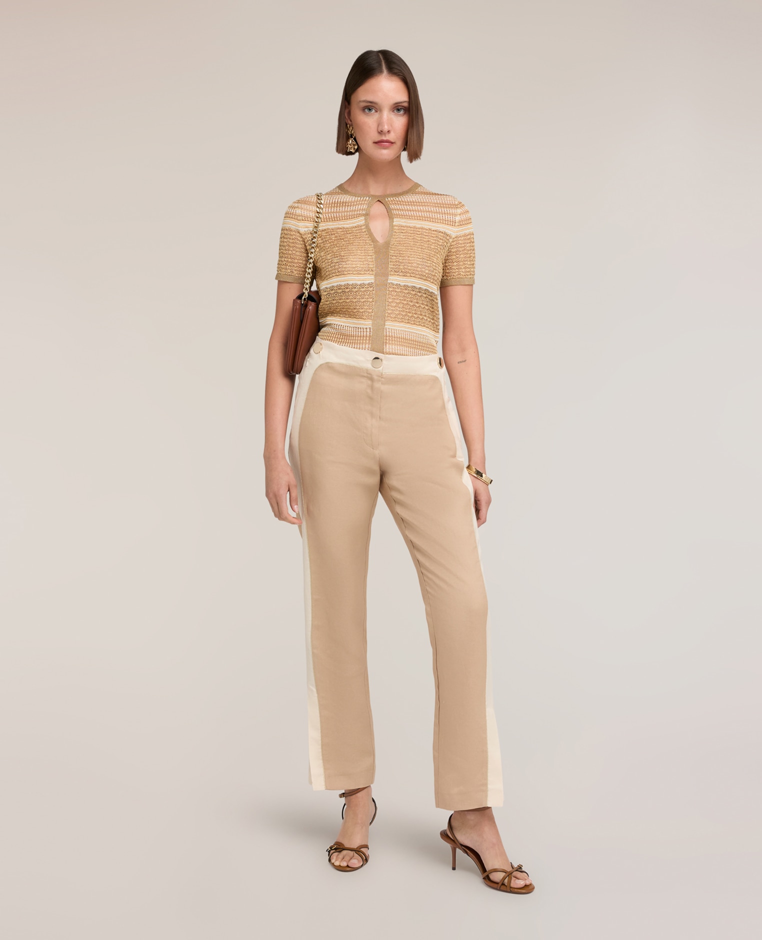 Pantalones de mujer con ribete y abertura en el bajo cierre frontal con botón y cremallera bolsillos verticales insertados en el costado - Motivi - Beige Beige-1