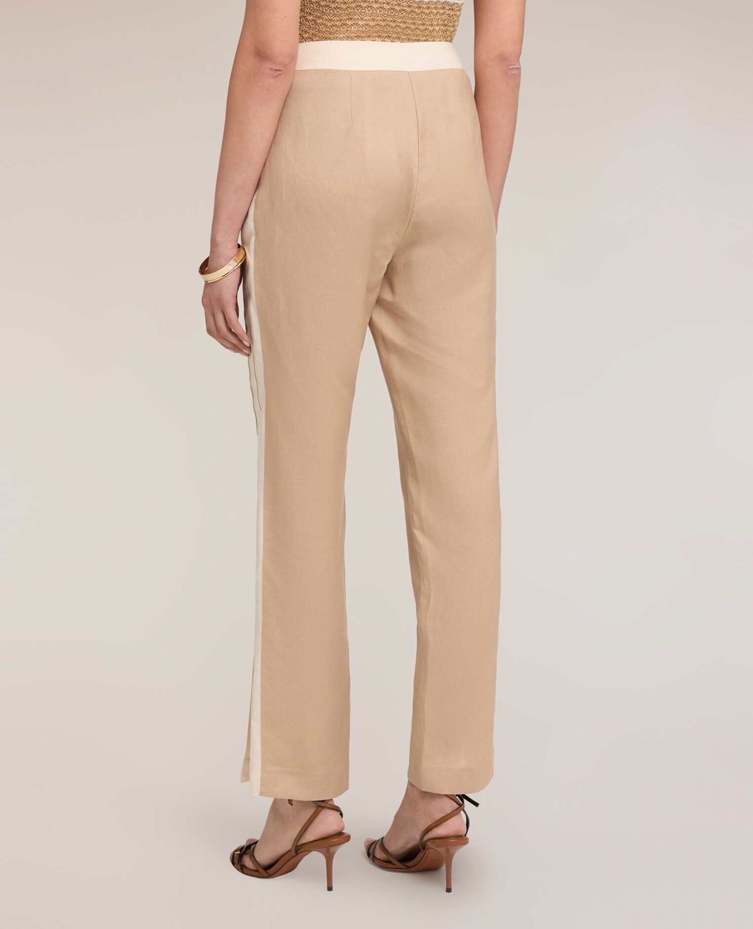 Pantalones de mujer con ribete y abertura en el bajo cierre frontal con botón y cremallera bolsillos verticales insertados en el costado - Motivi - Beige Beige-2