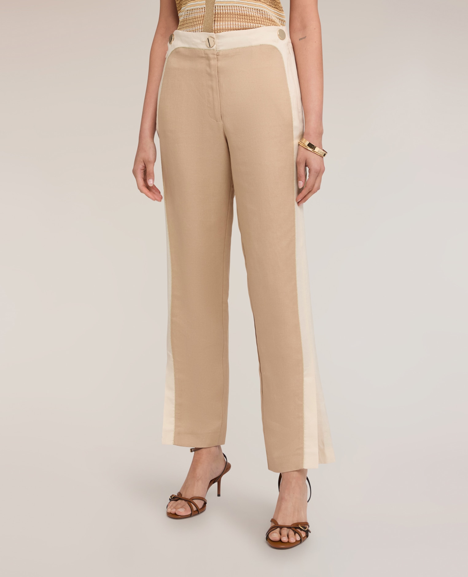 Pantalones de mujer con ribete y abertura en el bajo cierre frontal con botón y cremallera bolsillos verticales insertados en el costado - Motivi - Beige Beige-3