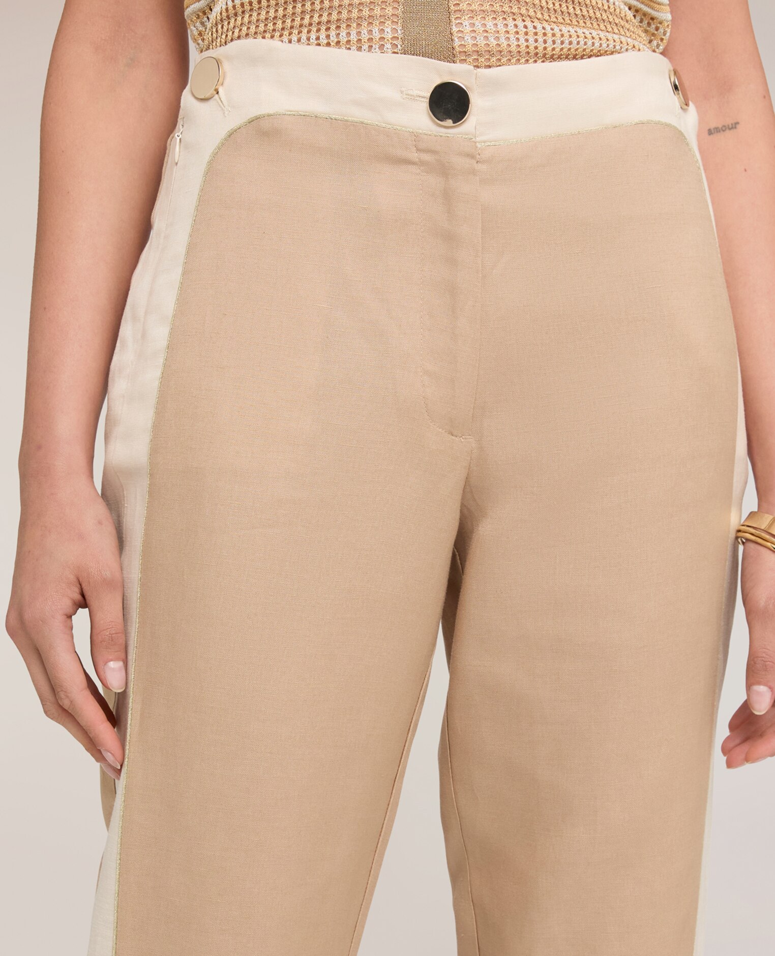Pantalones de mujer con ribete y abertura en el bajo cierre frontal con botón y cremallera bolsillos verticales insertados en el costado - Motivi - Beige Beige-4