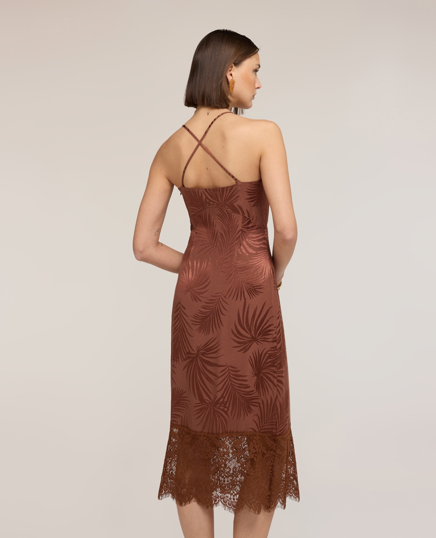 Vestido tubo en raso jacquard con encaje largo midi tirantes finos cruzados en la espalda - Motivi - Marrón Marrón-2