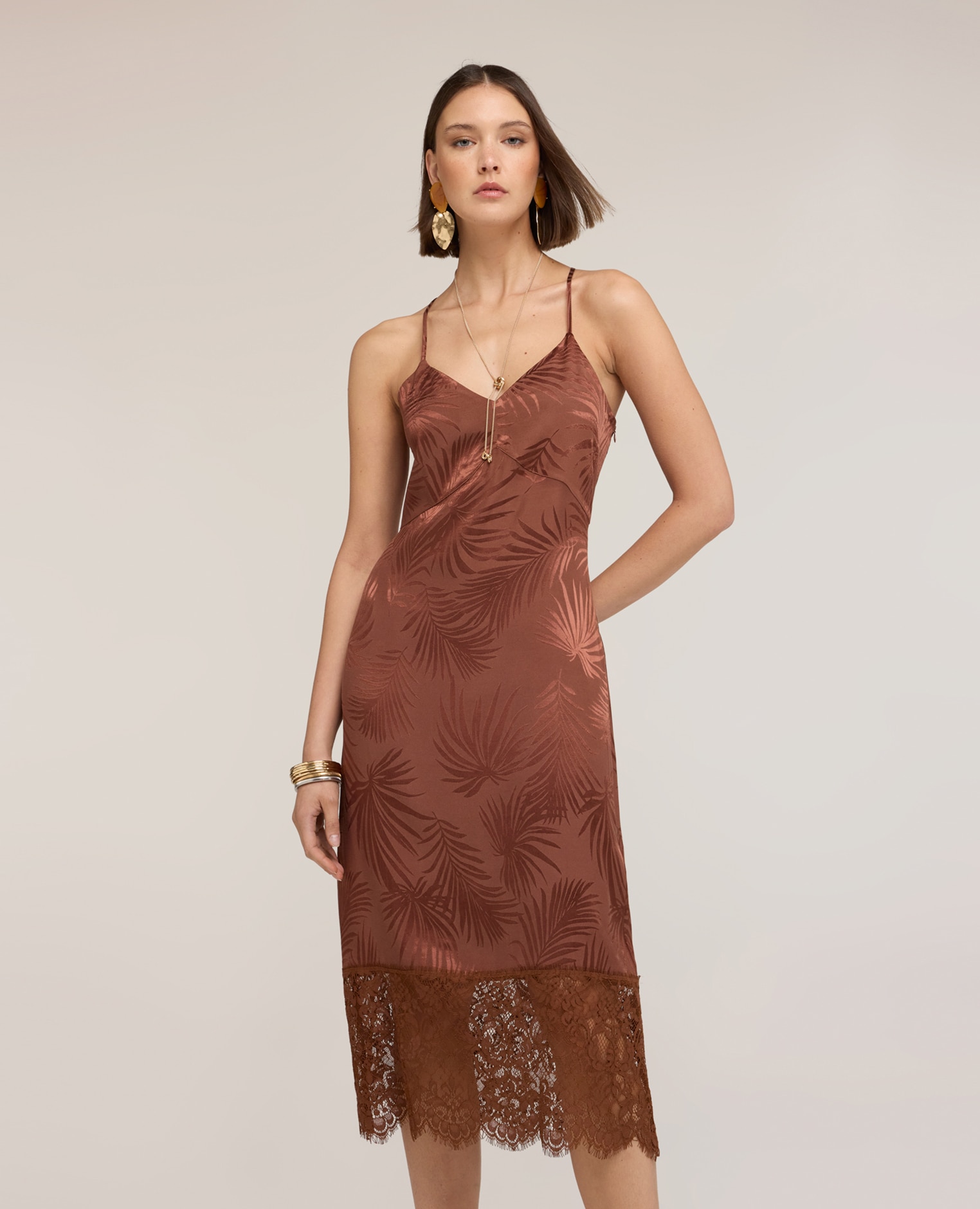 Vestido tubo en raso jacquard con encaje largo midi tirantes finos cruzados en la espalda - Motivi - Marrón Marrón-3