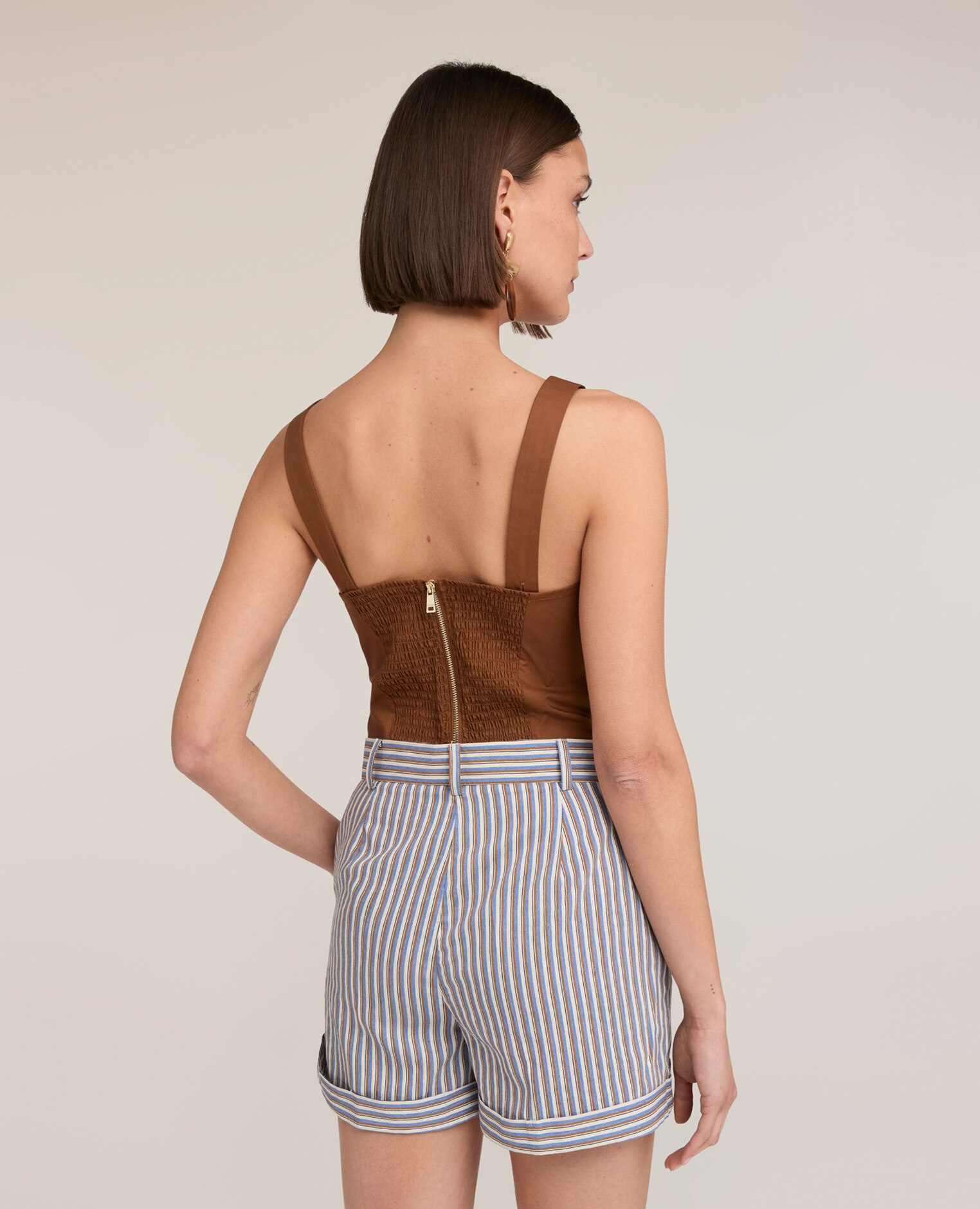 Top de mujer corto con lazo ajuste entallado con cierre posterior de cremallera y costuras elásticas - Motivi - Marrón Marrón-2