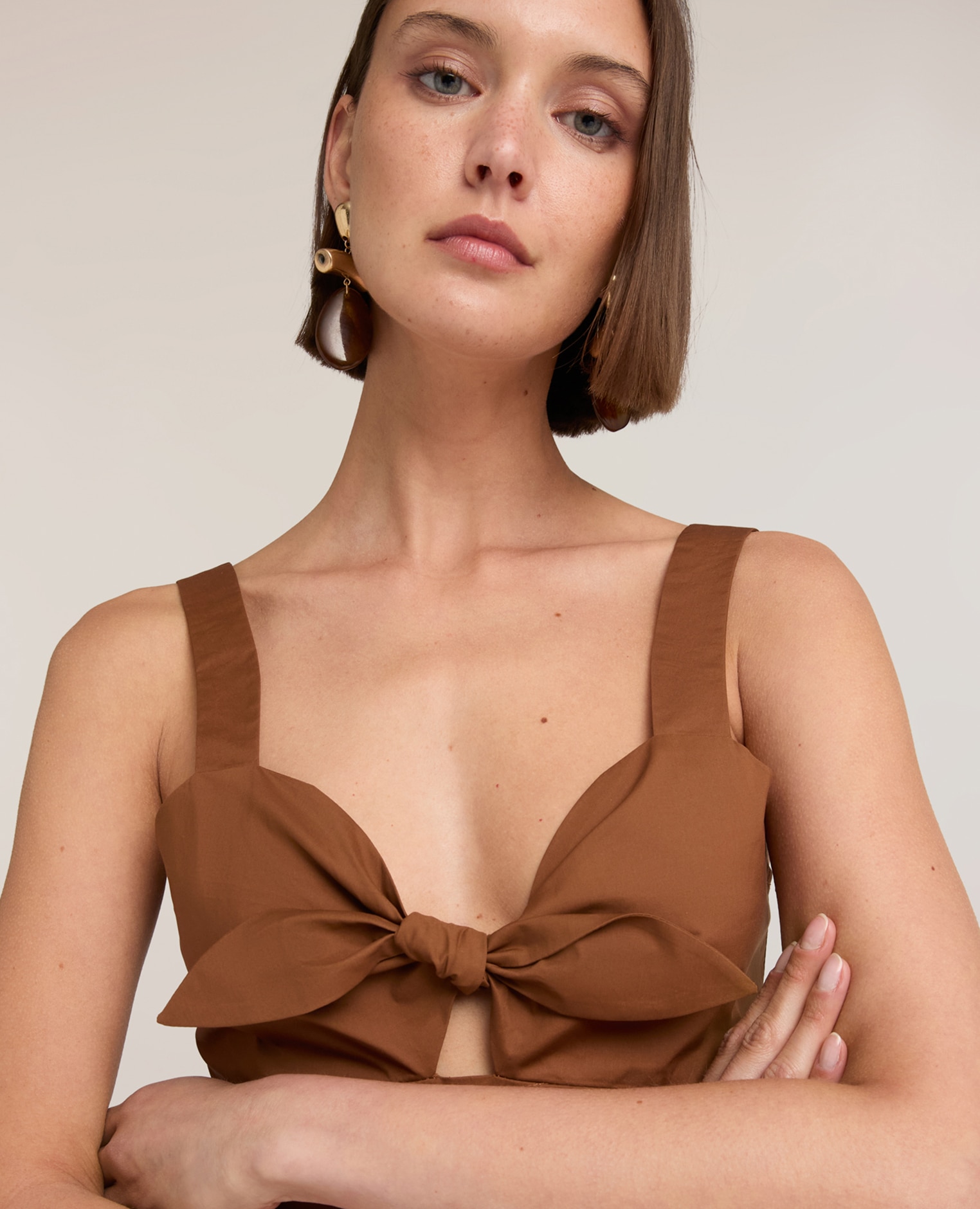 Top de mujer corto con lazo ajuste entallado con cierre posterior de cremallera y costuras elásticas - Motivi - Marrón Marrón-4