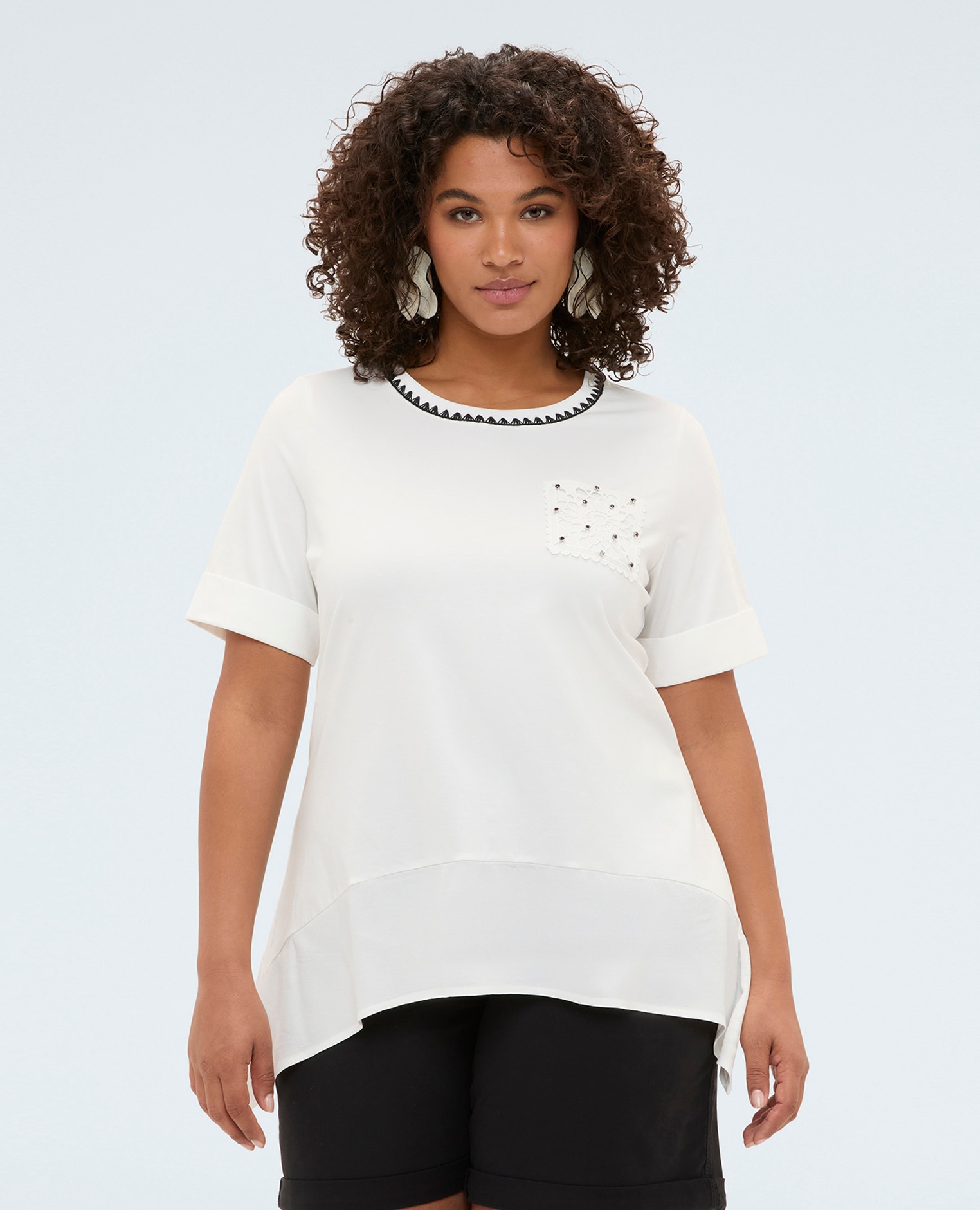 Camiseta de mujer de punto con detalle de ganchillo bolsillo en el pecho adornado con crochet - Fiorella Rubino - Blanco Blanco-1