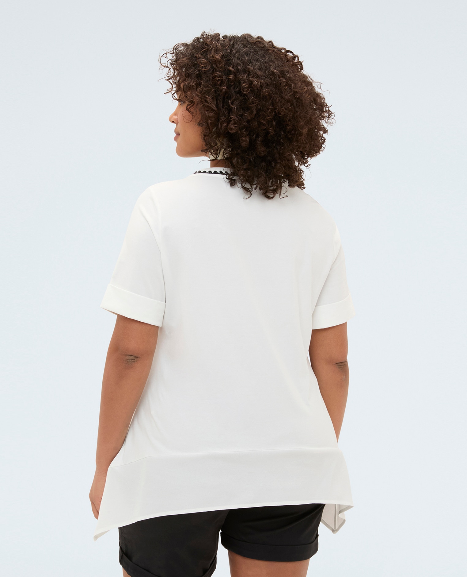 Camiseta de mujer de punto con detalle de ganchillo bolsillo en el pecho adornado con crochet - Fiorella Rubino - Blanco Blanco-2