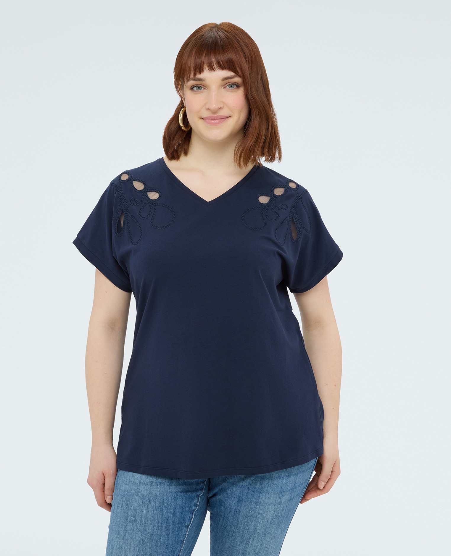 Camiseta de mujer de algodón con bordados y cut out bordados tono sobre tono y detalles cut out en los hombros - Fiorella Rubino - Azul Azul-1