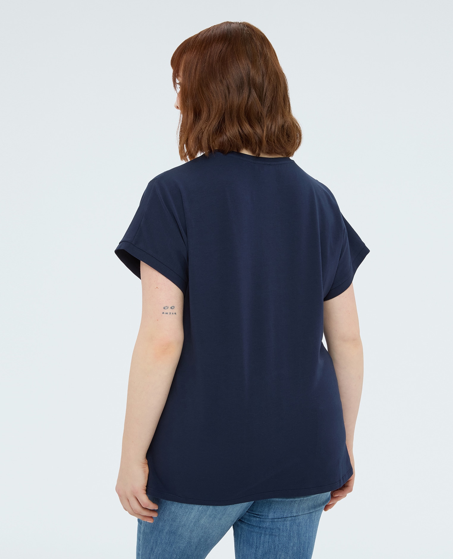 Camiseta de mujer de algodón con bordados y cut out bordados tono sobre tono y detalles cut out en los hombros - Fiorella Rubino - Azul Azul-2
