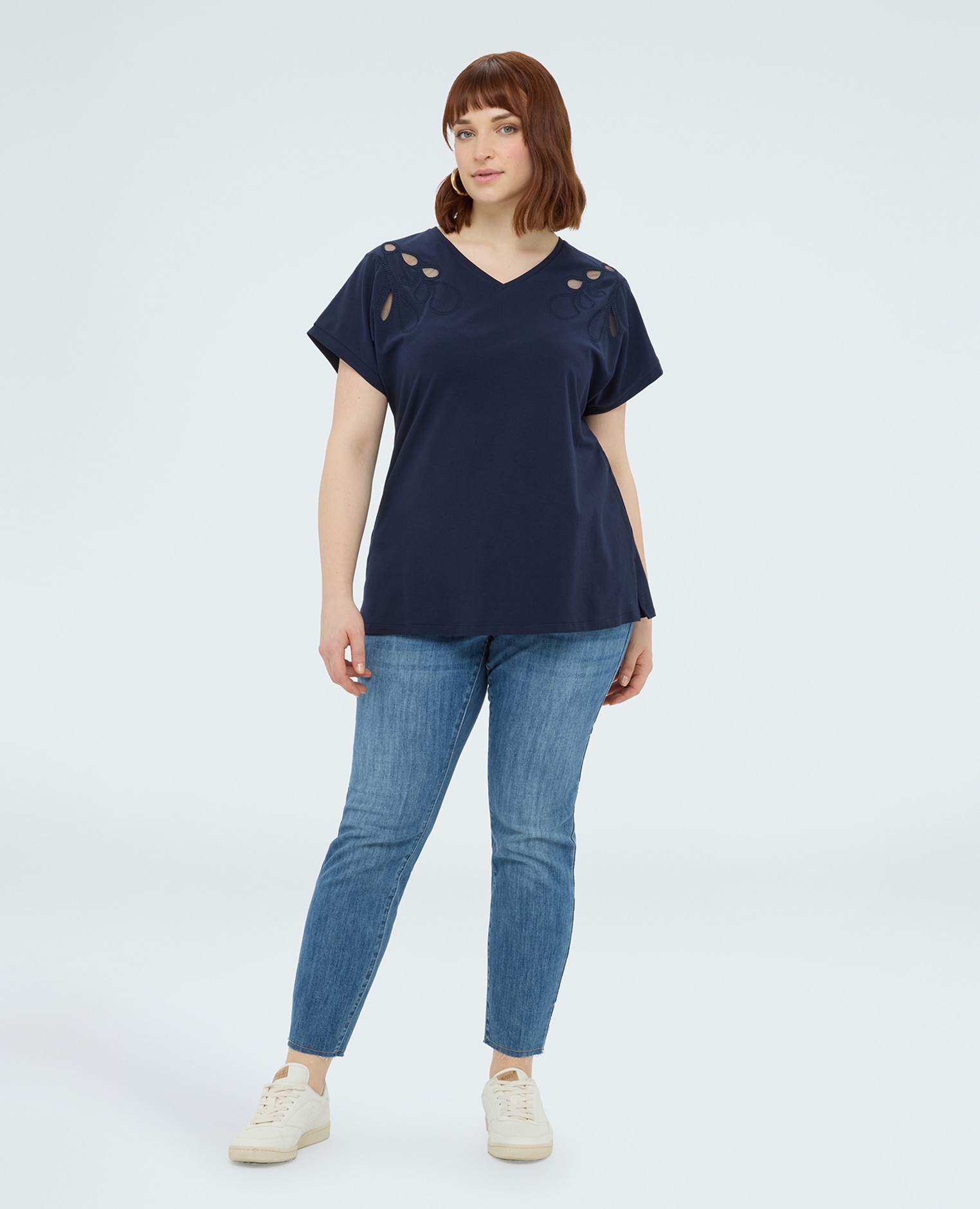 Camiseta de mujer de algodón con bordados y cut out bordados tono sobre tono y detalles cut out en los hombros - Fiorella Rubino - Azul Azul-3