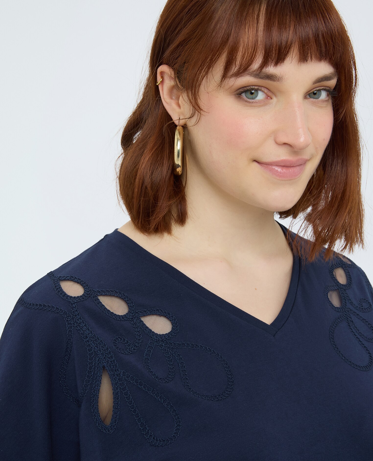 Camiseta de mujer de algodón con bordados y cut out bordados tono sobre tono y detalles cut out en los hombros - Fiorella Rubino - Azul Azul-4