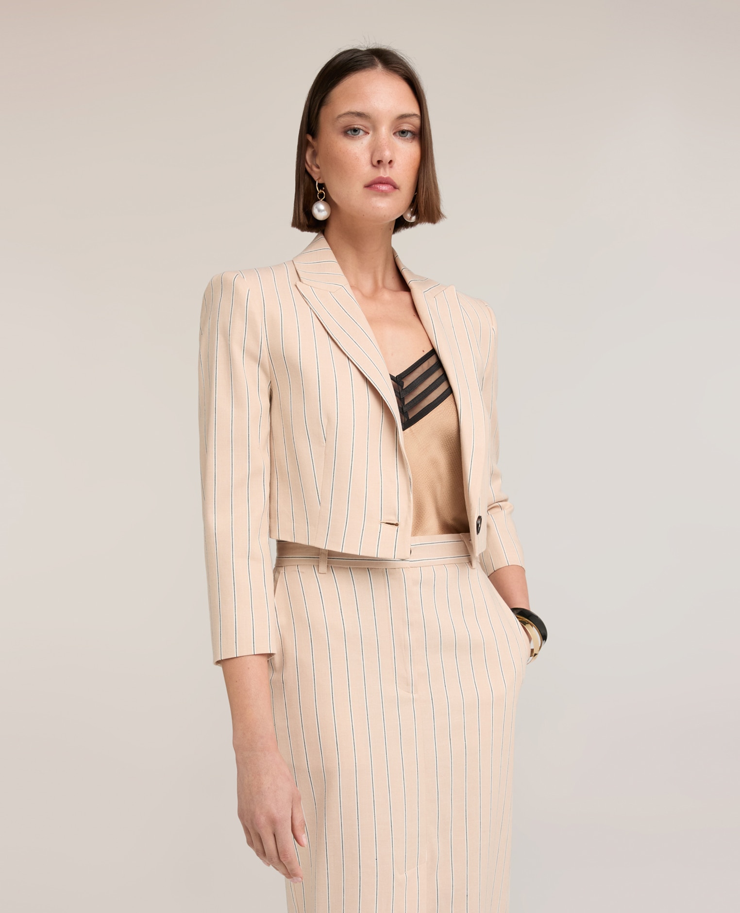 Motivi - Blazer de mujer spencer de mezcla de lino a rayas modelo cropped con ajuste regular y cierre de botonadura simple con un botón.