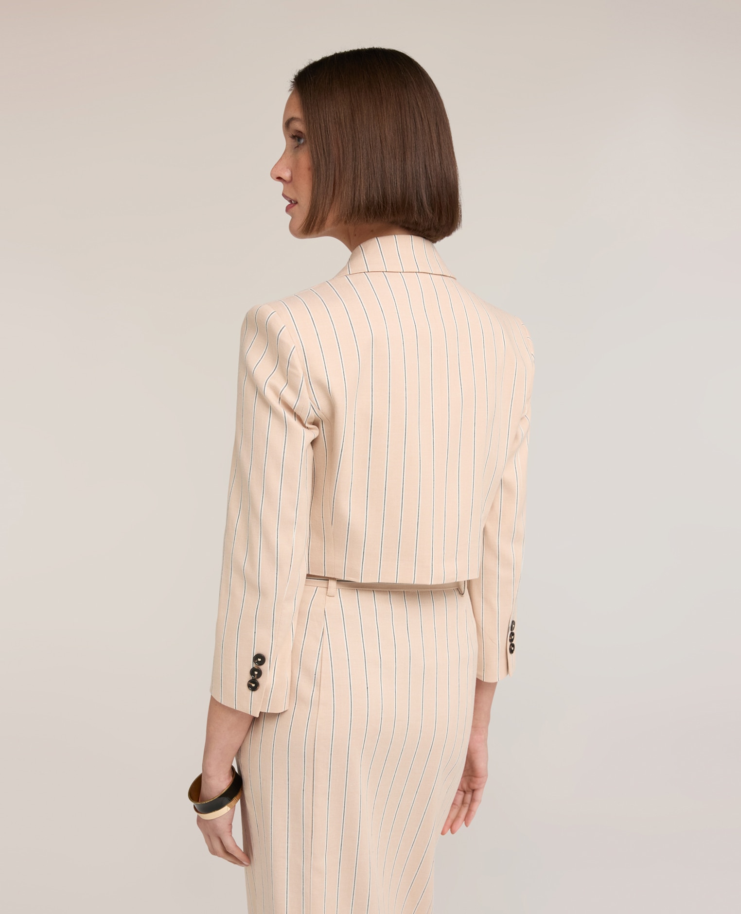 Blazer de mujer spencer de mezcla de lino a rayas modelo cropped con ajuste regular y cierre de botonadura simple con un botón - Motivi - Beige Beige-2