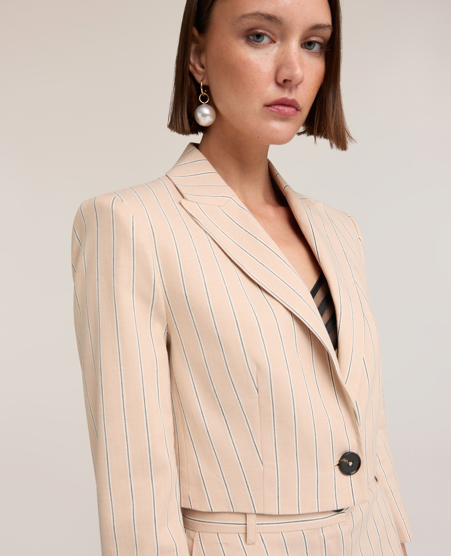 Blazer de mujer spencer de mezcla de lino a rayas modelo cropped con ajuste regular y cierre de botonadura simple con un botón - Motivi - Beige Beige-4