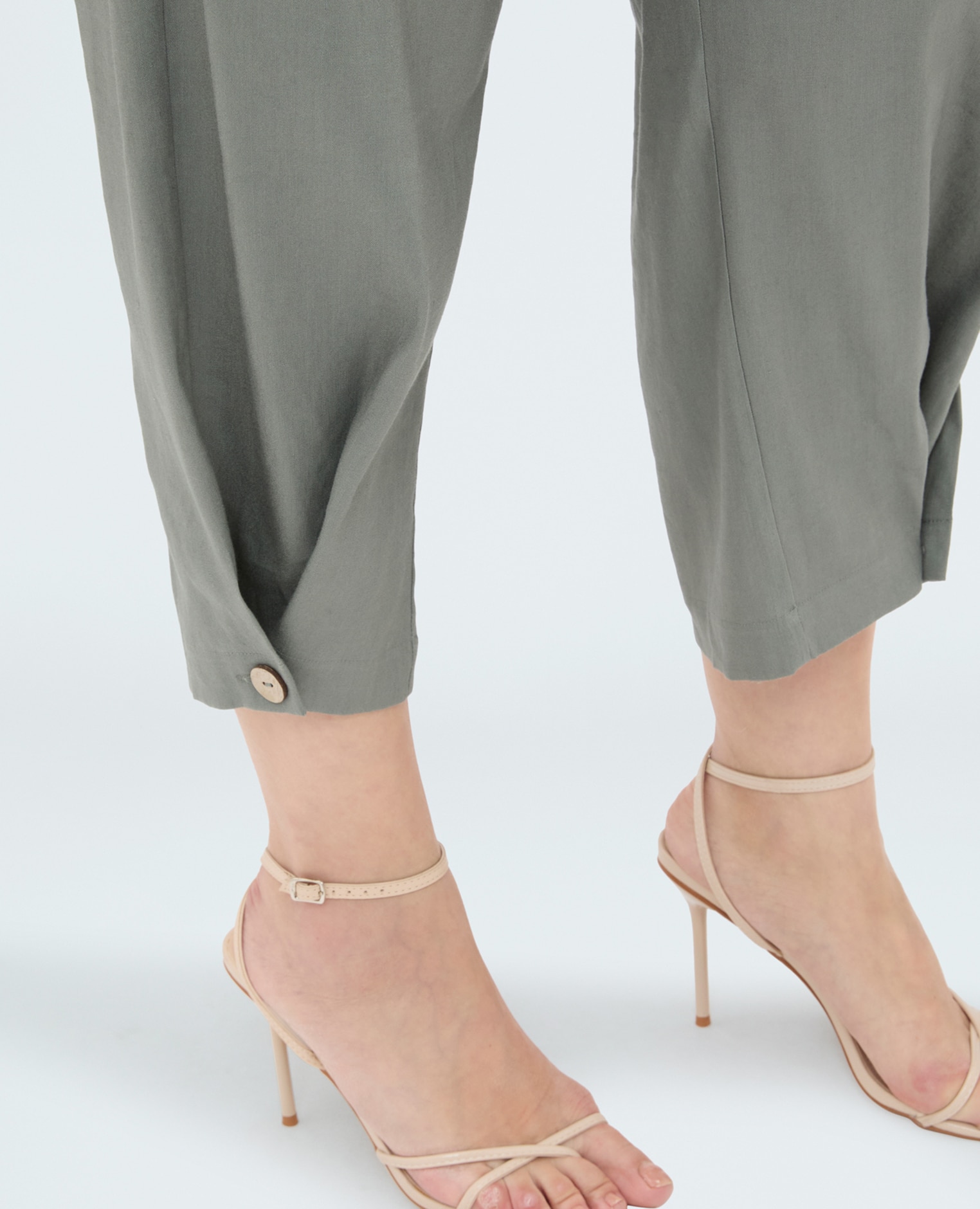 Pantalones de mujer balloon de mezcla de lino bolsillos delanteros y raya marcada detalle de botón en el bajo de la pierna - Fiorella Rubino - Verde militar Verde militar-4