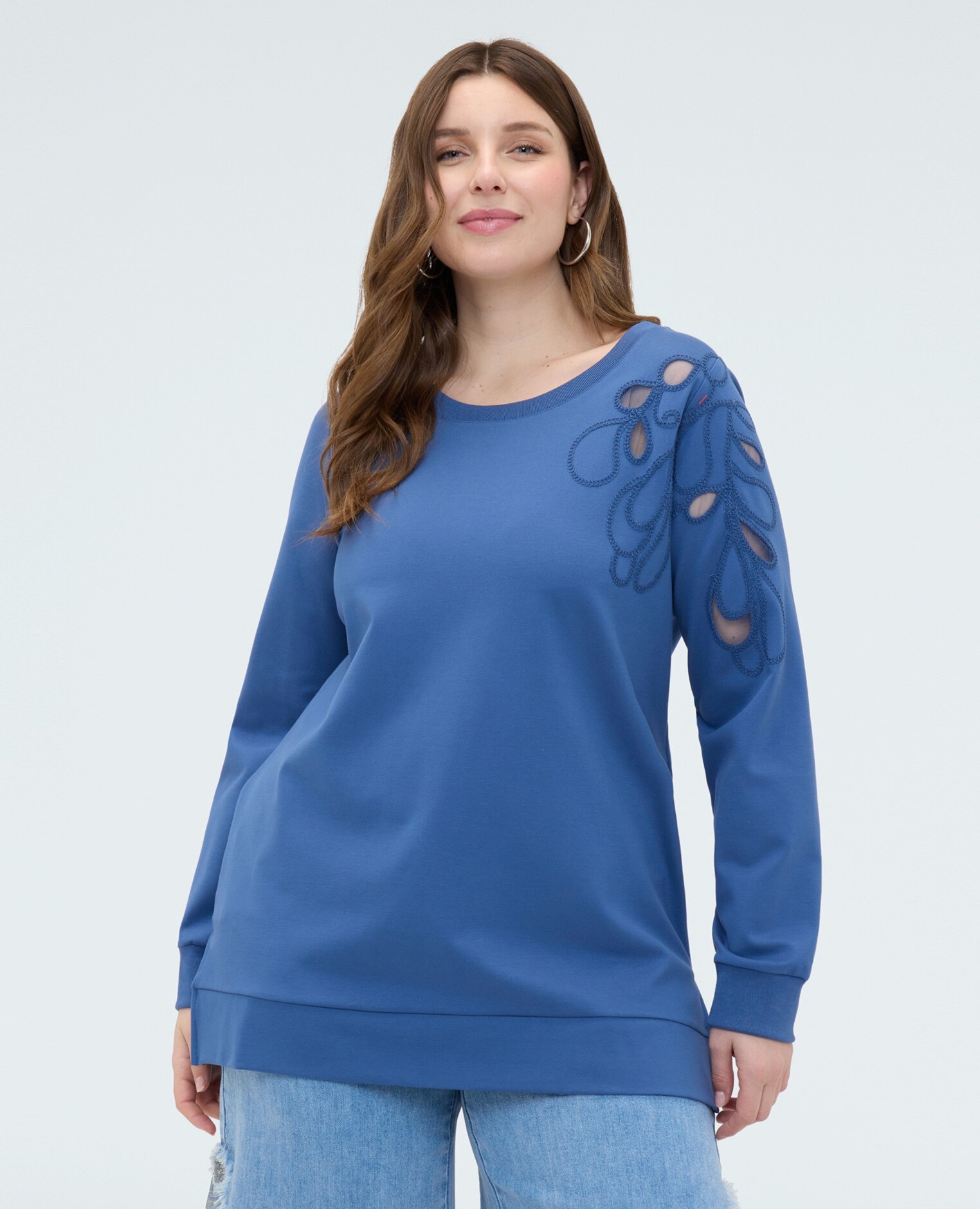 Sudadera de mujer con bordado floral y cut out bordado decorativo floral tono sobre tono y detalle cut out en el hombro - Fiorella Rubino - Azul Azul-1