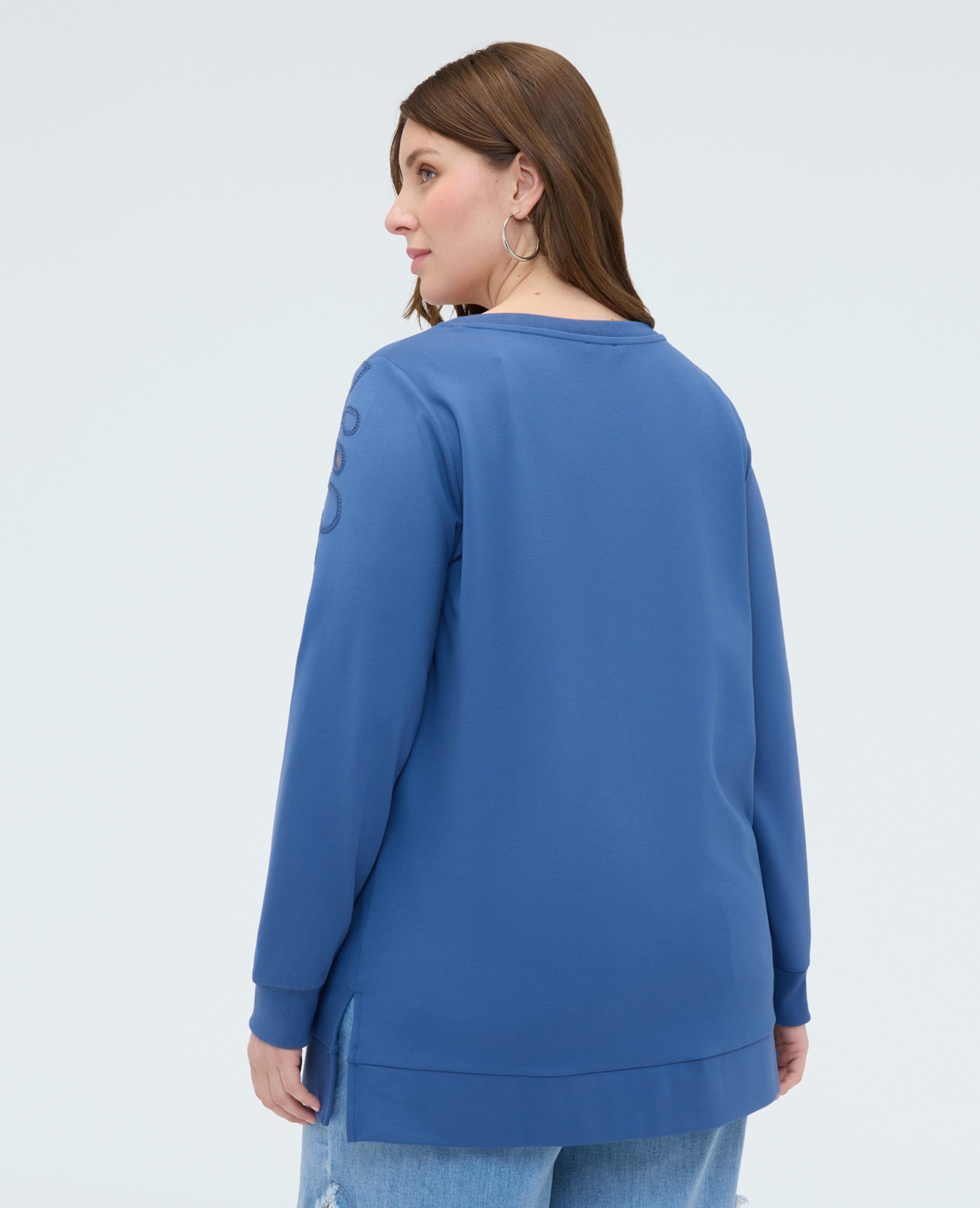 Sudadera de mujer con bordado floral y cut out bordado decorativo floral tono sobre tono y detalle cut out en el hombro - Fiorella Rubino - Azul Azul-2