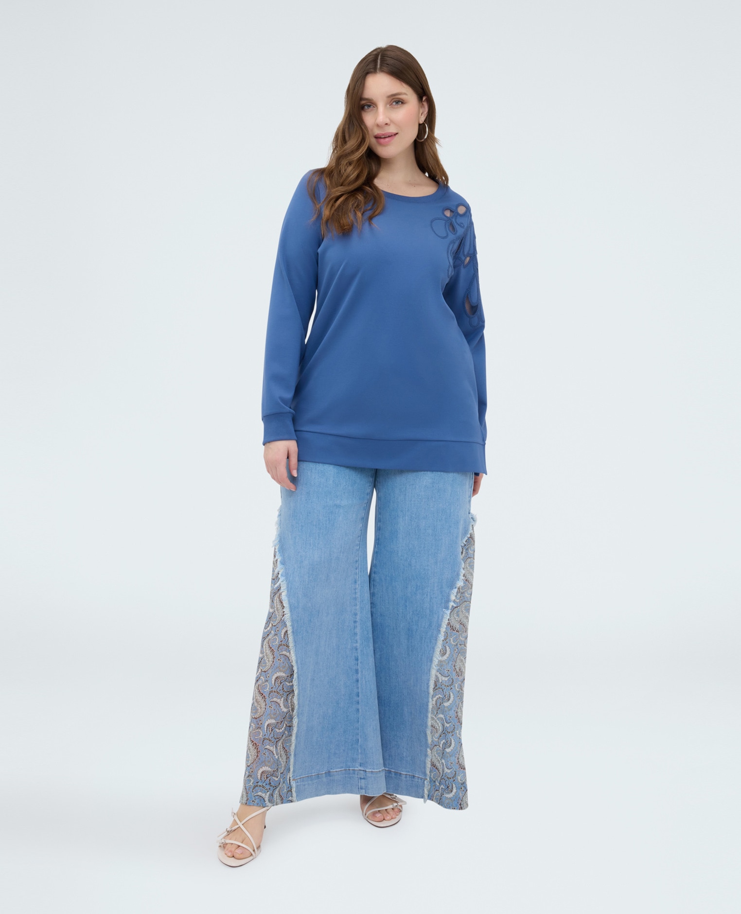 Sudadera de mujer con bordado floral y cut out bordado decorativo floral tono sobre tono y detalle cut out en el hombro - Fiorella Rubino - Azul Azul-3