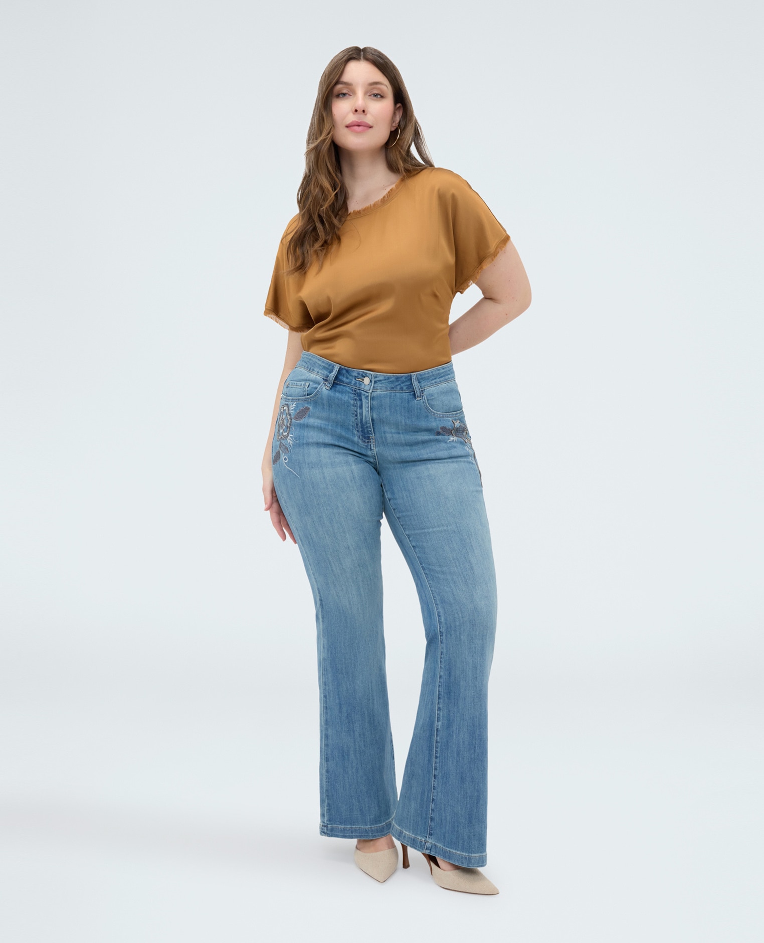 Vaqueros de mujer flare con bordados florales cierre con botones y cremallera - Fiorella Rubino - Azul Azul-3