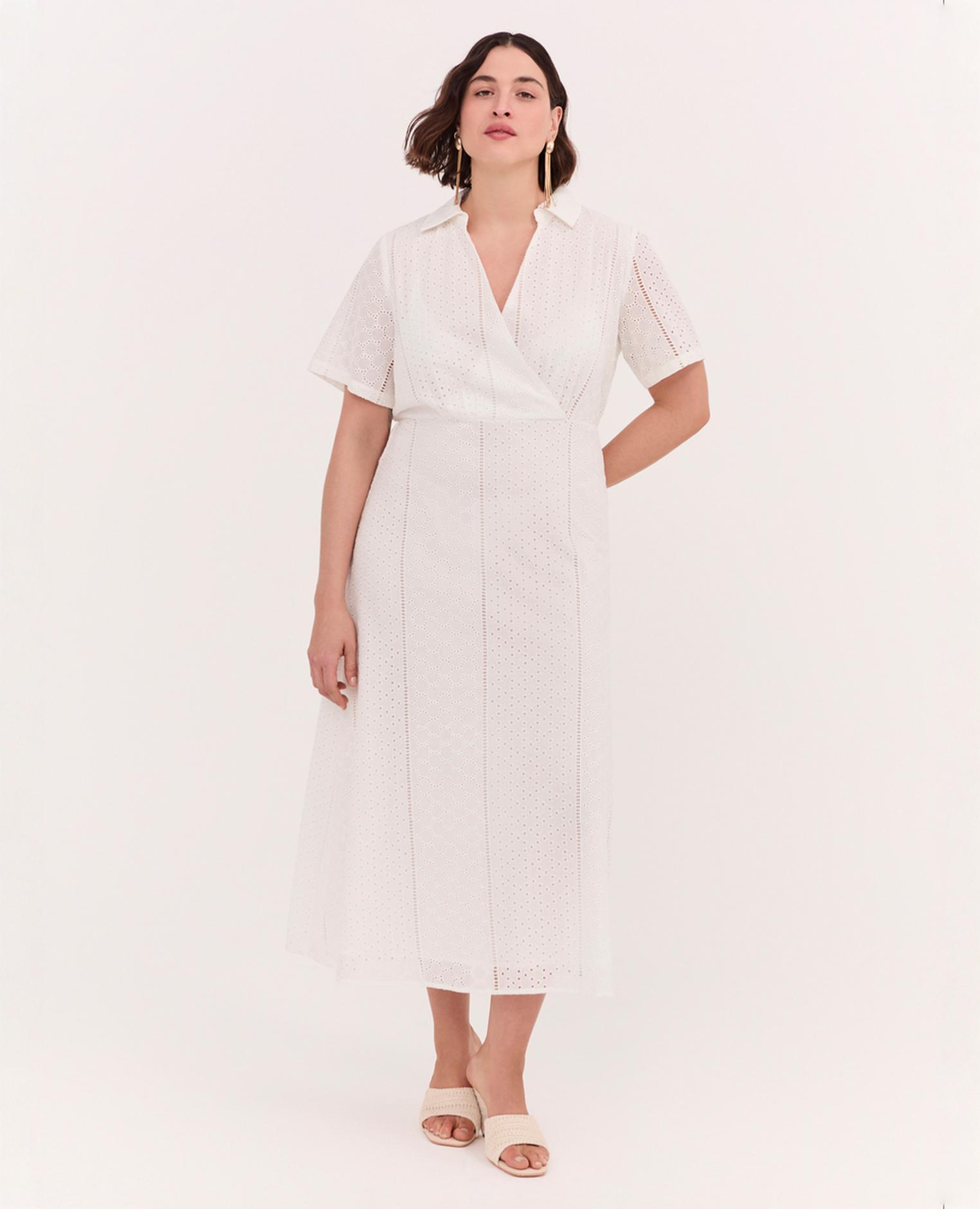 Fiorella Rubino - Vestido línea griega dream en sangallo cuello clásico mangas cortas y escote en v.