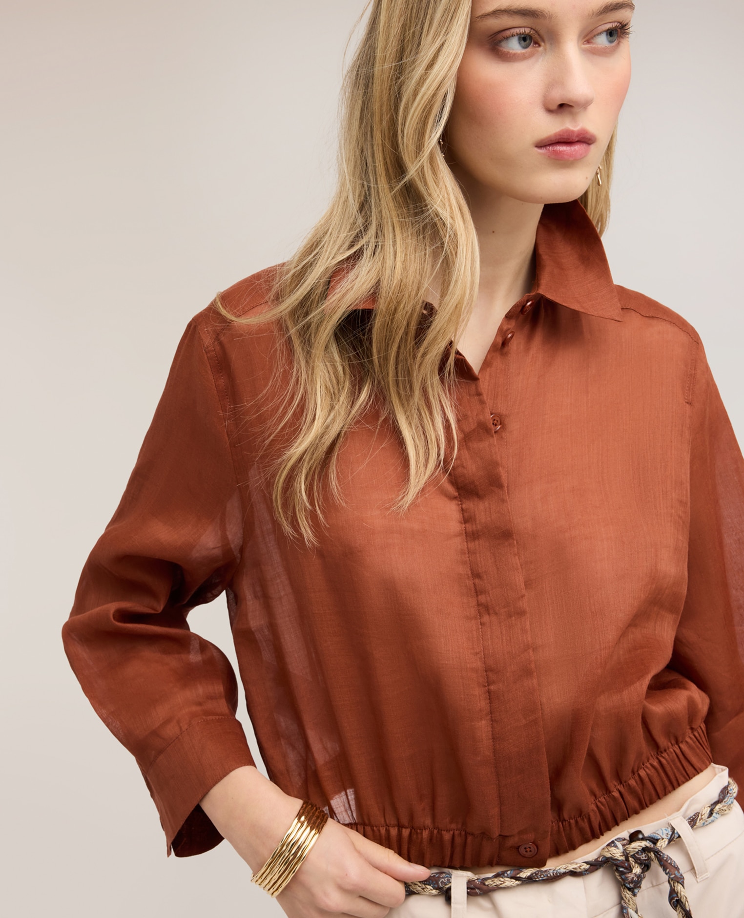 Camisa de mujer corta en muselina de ramio abertura frontal con cuello clásico y cierre con botones bajo elástico - Motivi - Naranja Naranja-4