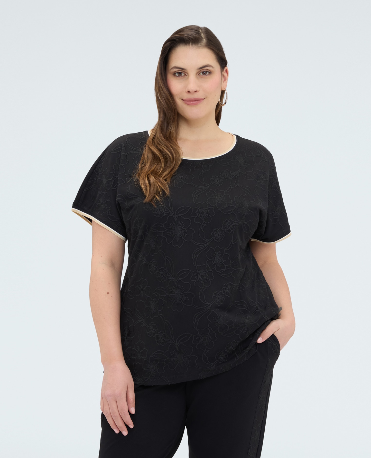 Camiseta de mujer con bordado floral bordados florales tono sobre tono - Fiorella Rubino - Negro Negro-1