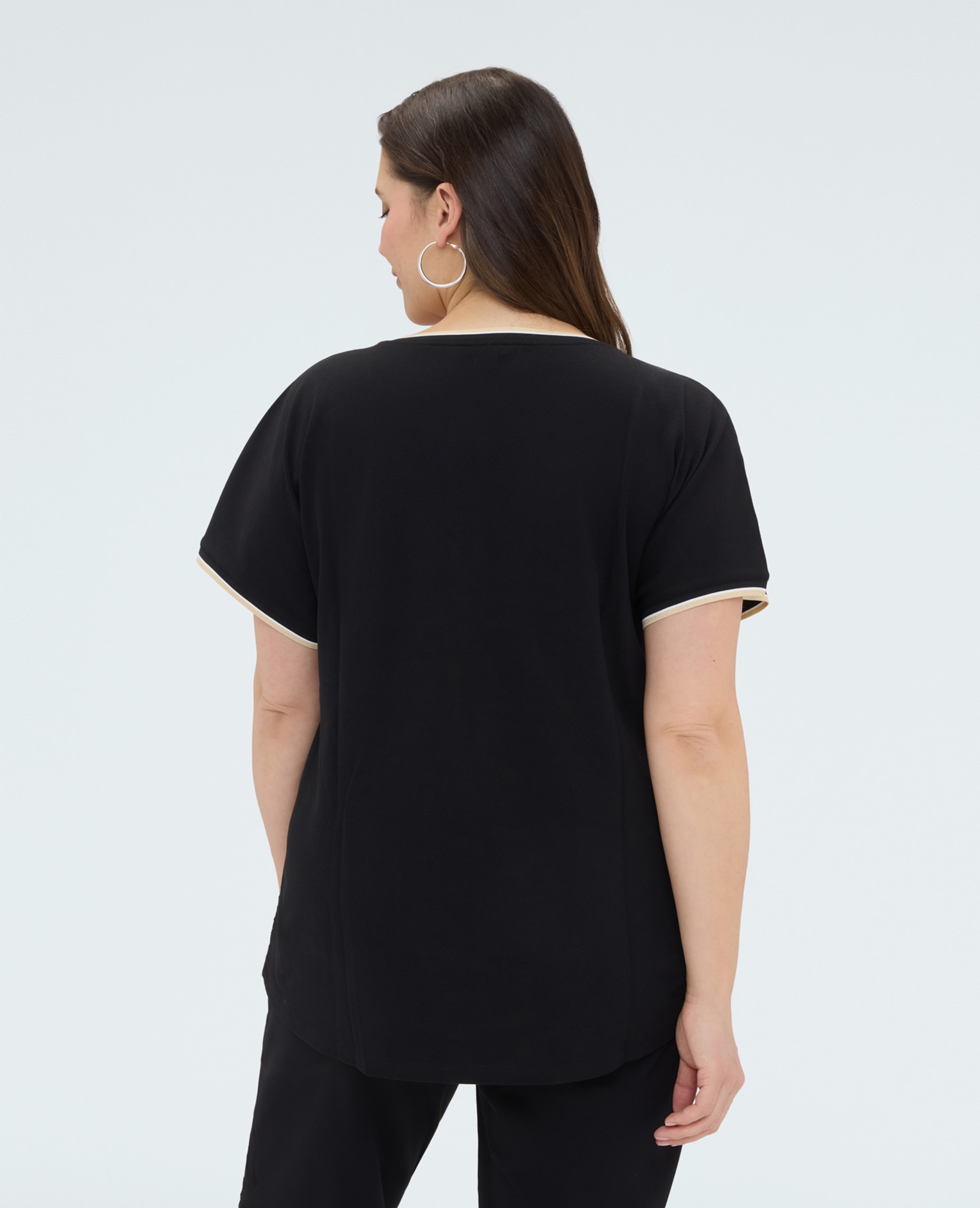 Camiseta de mujer con bordado floral bordados florales tono sobre tono - Fiorella Rubino - Negro Negro-2