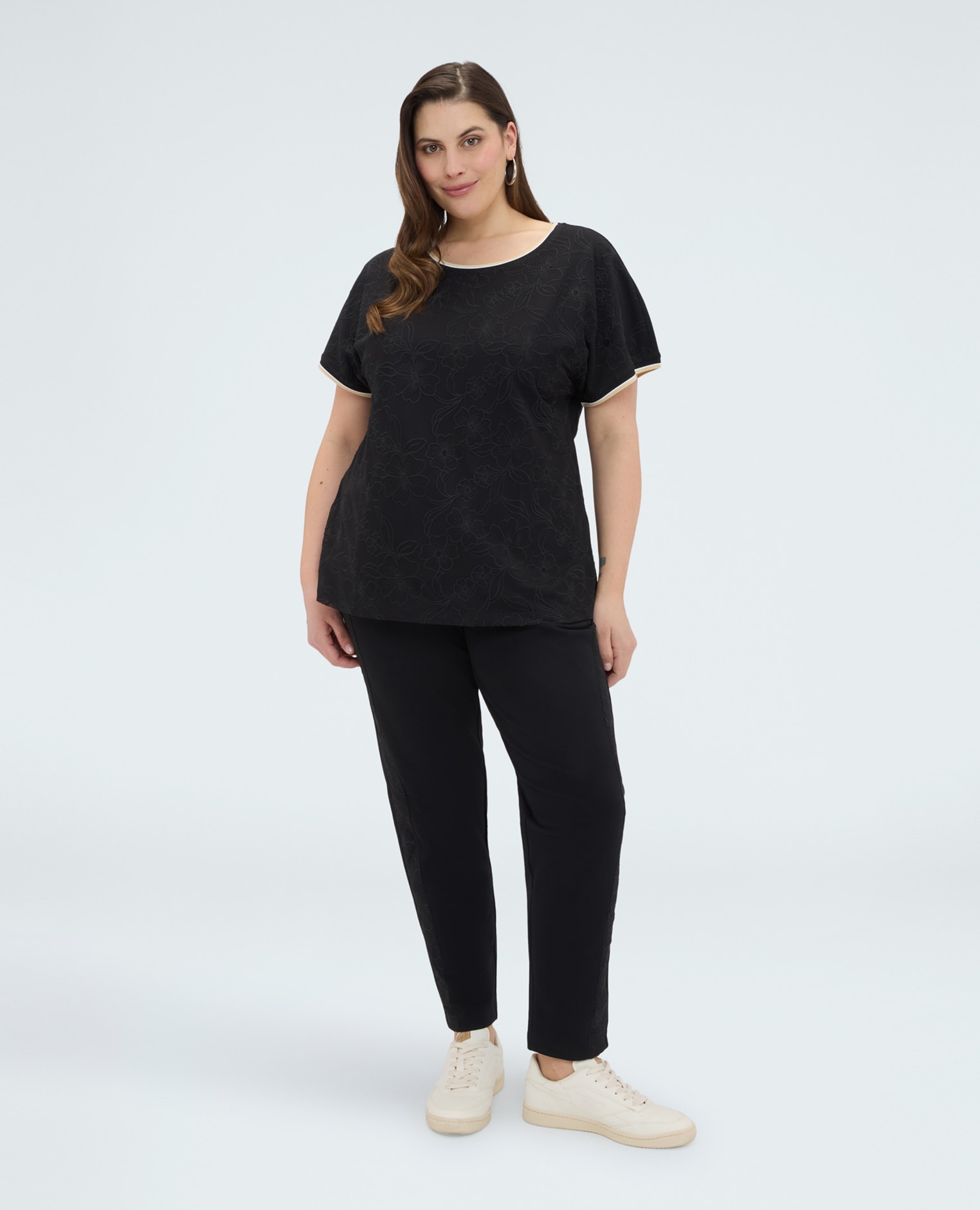 Camiseta de mujer con bordado floral bordados florales tono sobre tono - Fiorella Rubino - Negro Negro-3