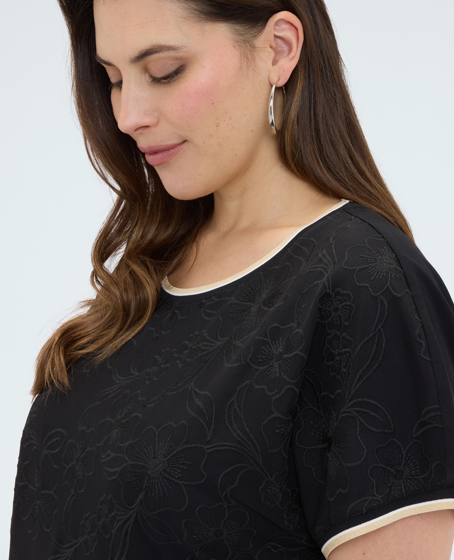 Camiseta de mujer con bordado floral bordados florales tono sobre tono - Fiorella Rubino - Negro Negro-4