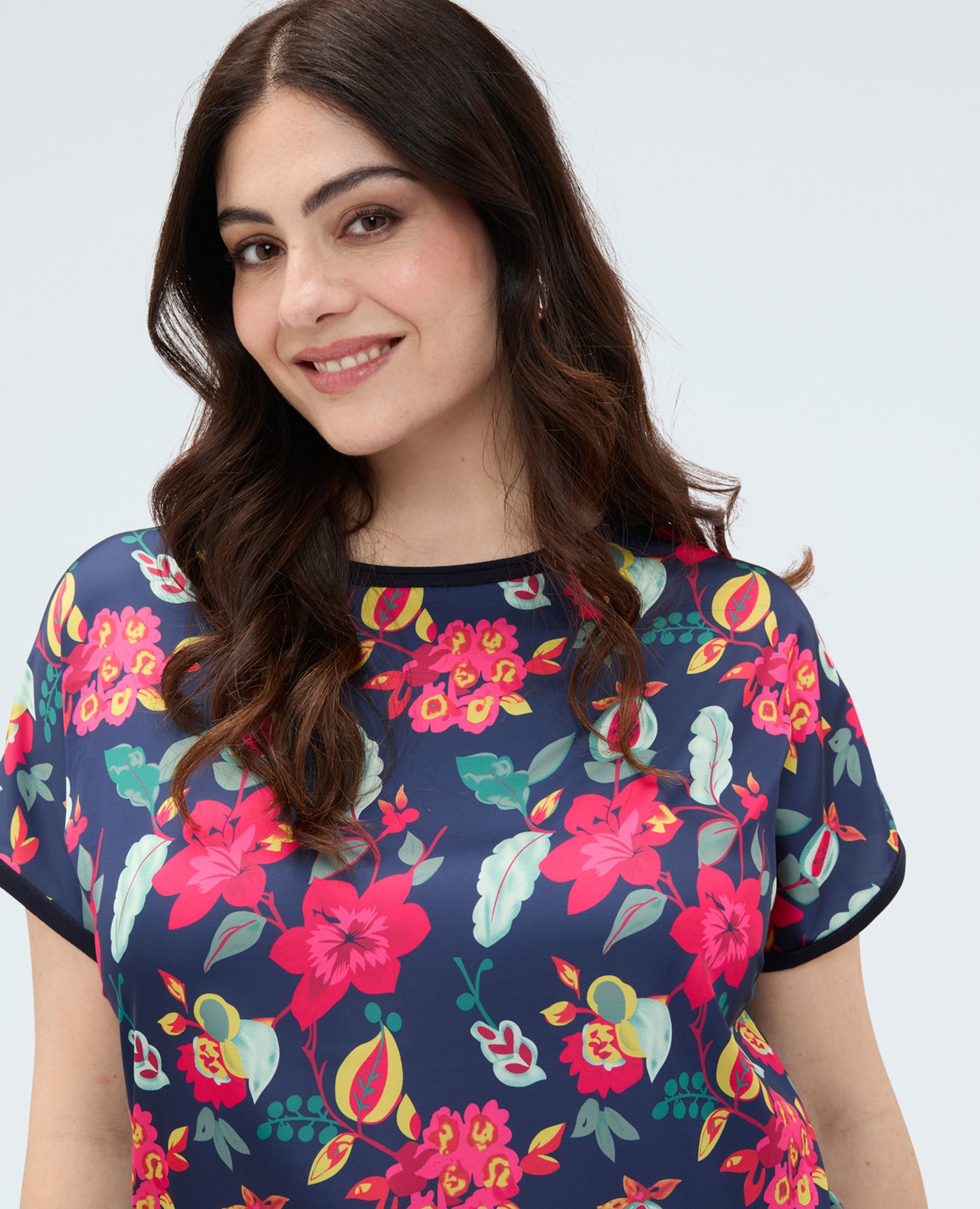 Jersey de mujer bimaterial con estampado floral diseño bimaterial que mezcla dos tejidos diferentes mangas cortas tipo kimono - Fiorella Rubino - Azul Azul-4