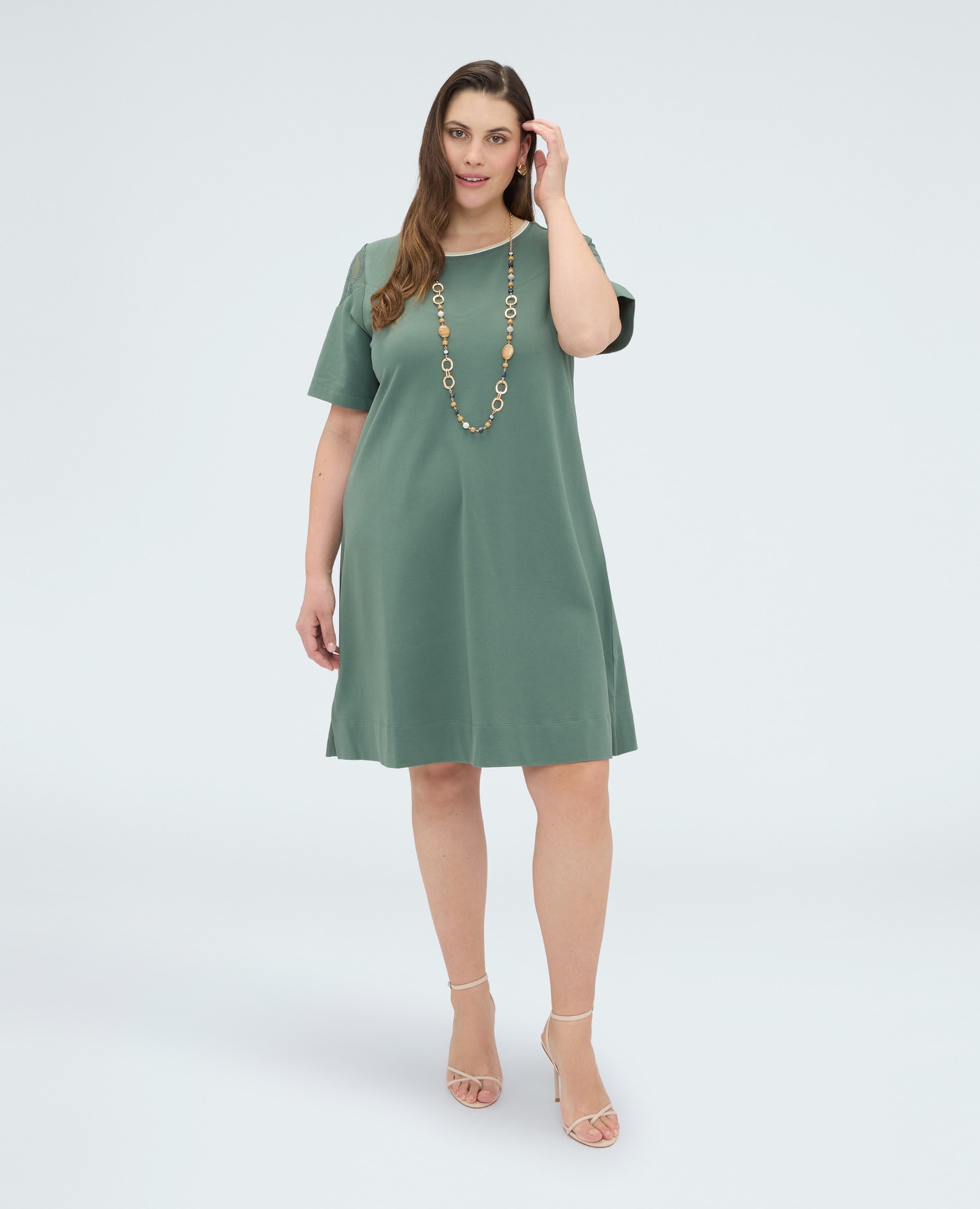 Fiorella Rubino - Vestido corto línea a cuello redondo con ribete en contraste y mangas cortas.