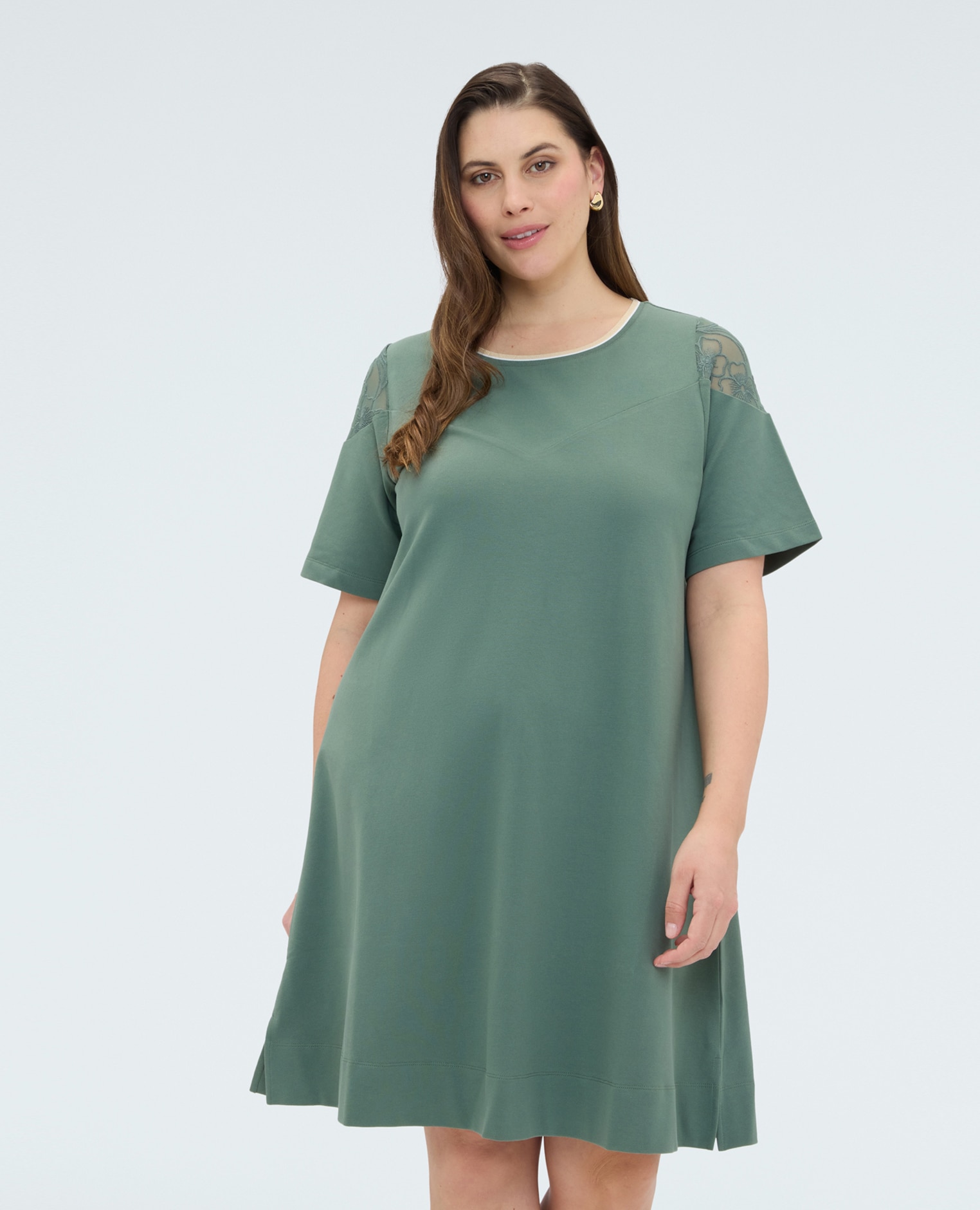 Vestido corto línea a cuello redondo con ribete en contraste y mangas cortas - Fiorella Rubino - Verde militar Verde militar-3