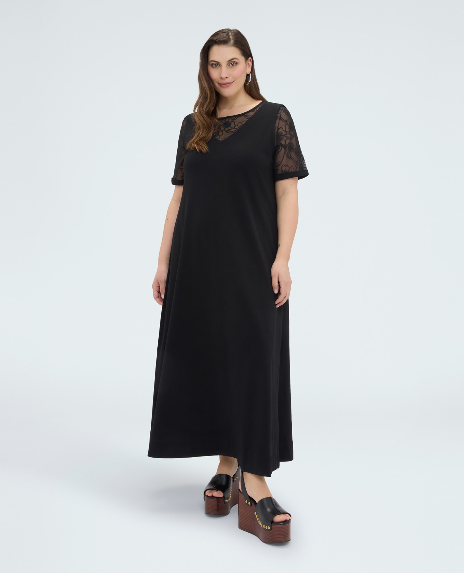 Fiorella Rubino - Vestido línea a largo con detalles florales escote en v y mangas cortas embellecidas con bordados florales efecto encaje.