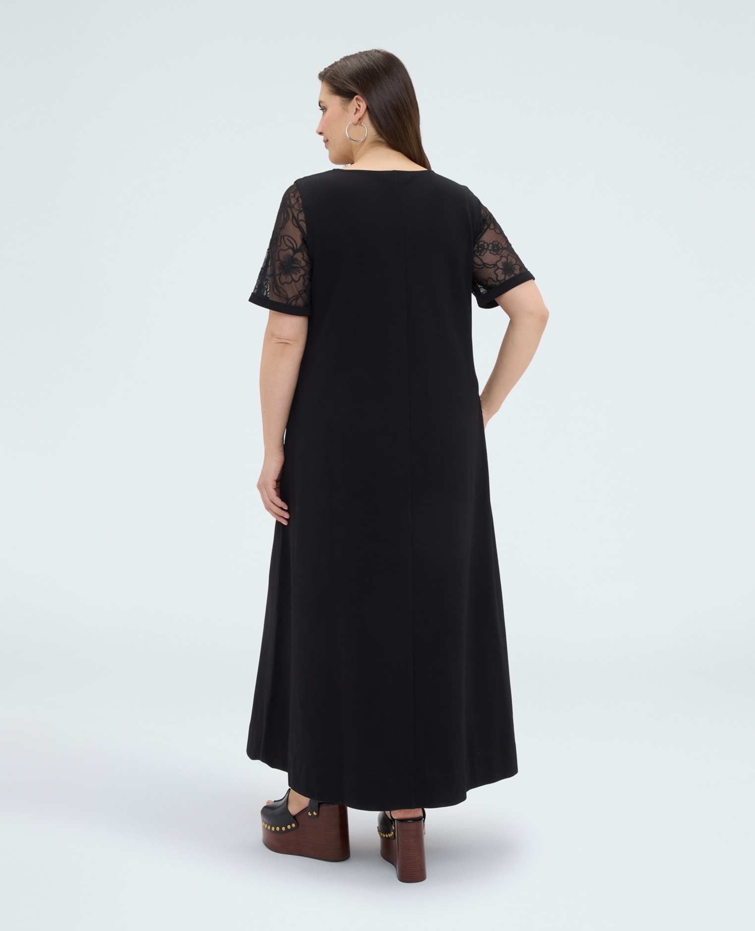 Vestido línea a largo con detalles florales escote en v y mangas cortas embellecidas con bordados florales efecto encaje - Fiorella Rubino - Negro Negro-2