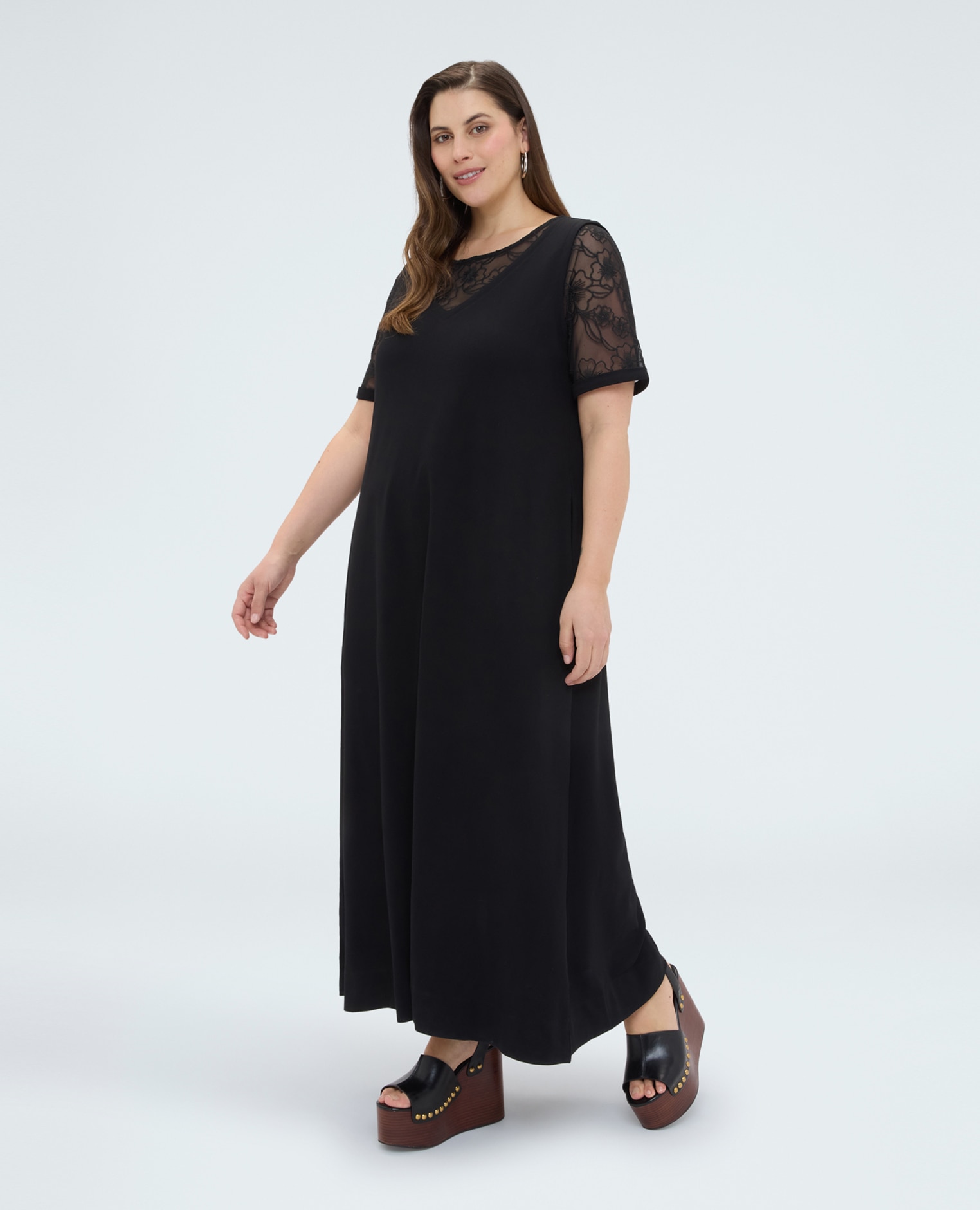 Vestido línea a largo con detalles florales escote en v y mangas cortas embellecidas con bordados florales efecto encaje - Fiorella Rubino - Negro Negro-3