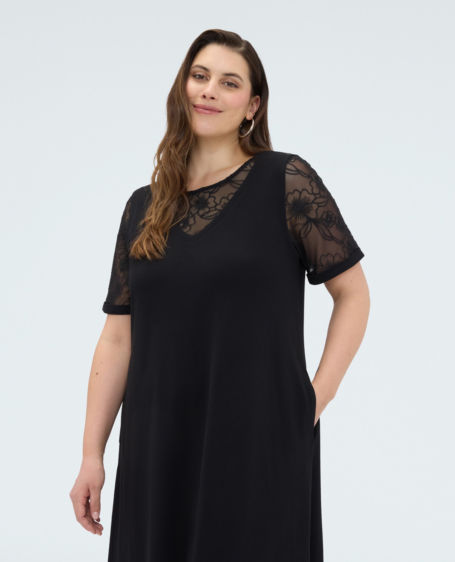 Vestido línea a largo con detalles florales escote en v y mangas cortas embellecidas con bordados florales efecto encaje - Fiorella Rubino - Negro Negro-4